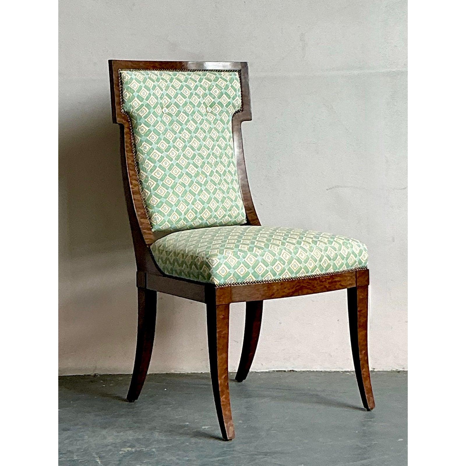 Dieser charmante Beistellstuhl im Vintage-Stil bietet eine reizvolle Mischung aus traditioneller Eleganz und eklektischem Charme, die jede Einrichtung bereichert. Während der Originaltitel 