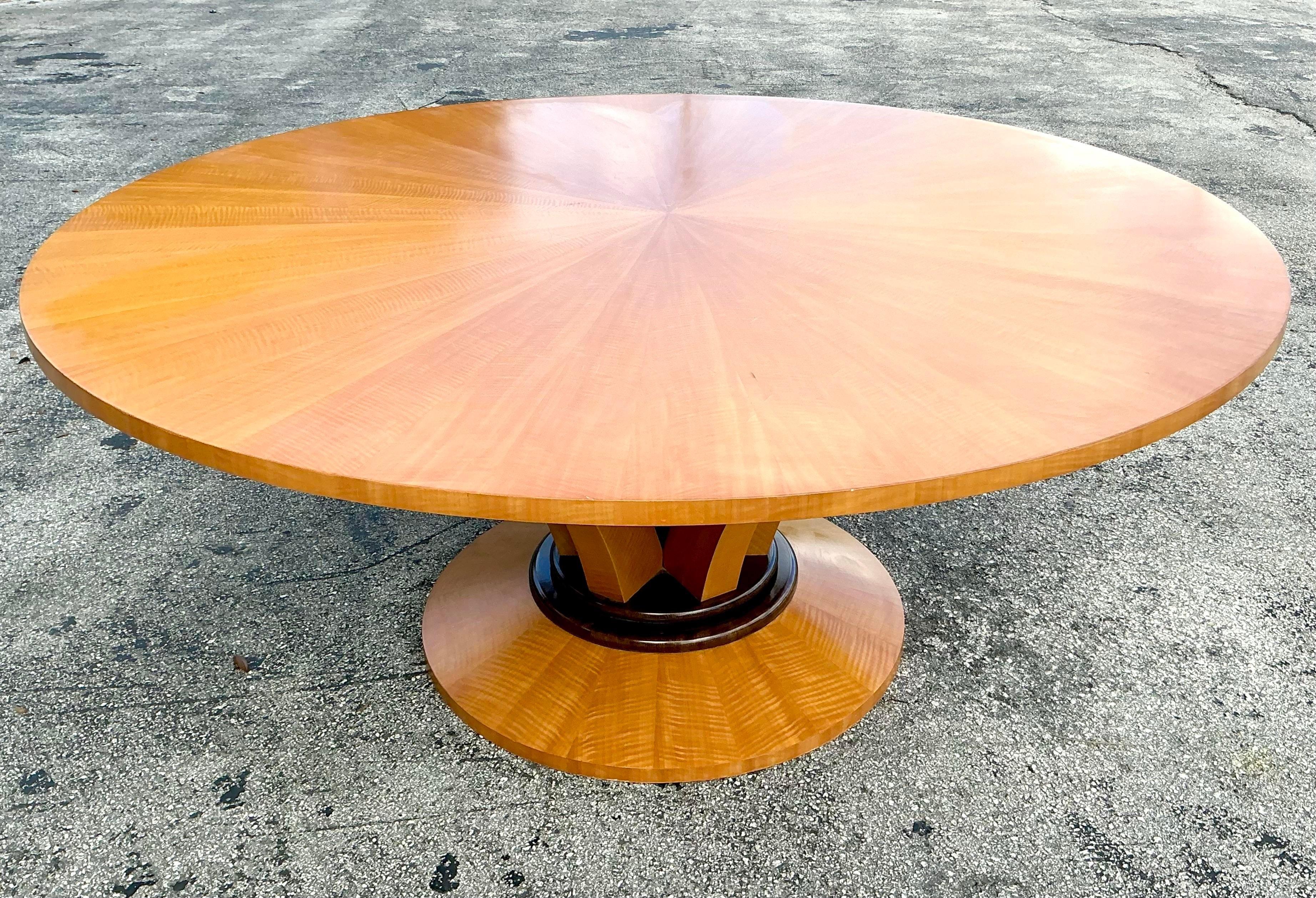 Questo tavolo da pranzo Vintage Boho Burl Wood mette in mostra la bellezza naturale e i motivi intricati del legno di radica, aggiungendo un tocco di eleganza organica a qualsiasi spazio da pranzo. La sua superficie ricca di venature mette in