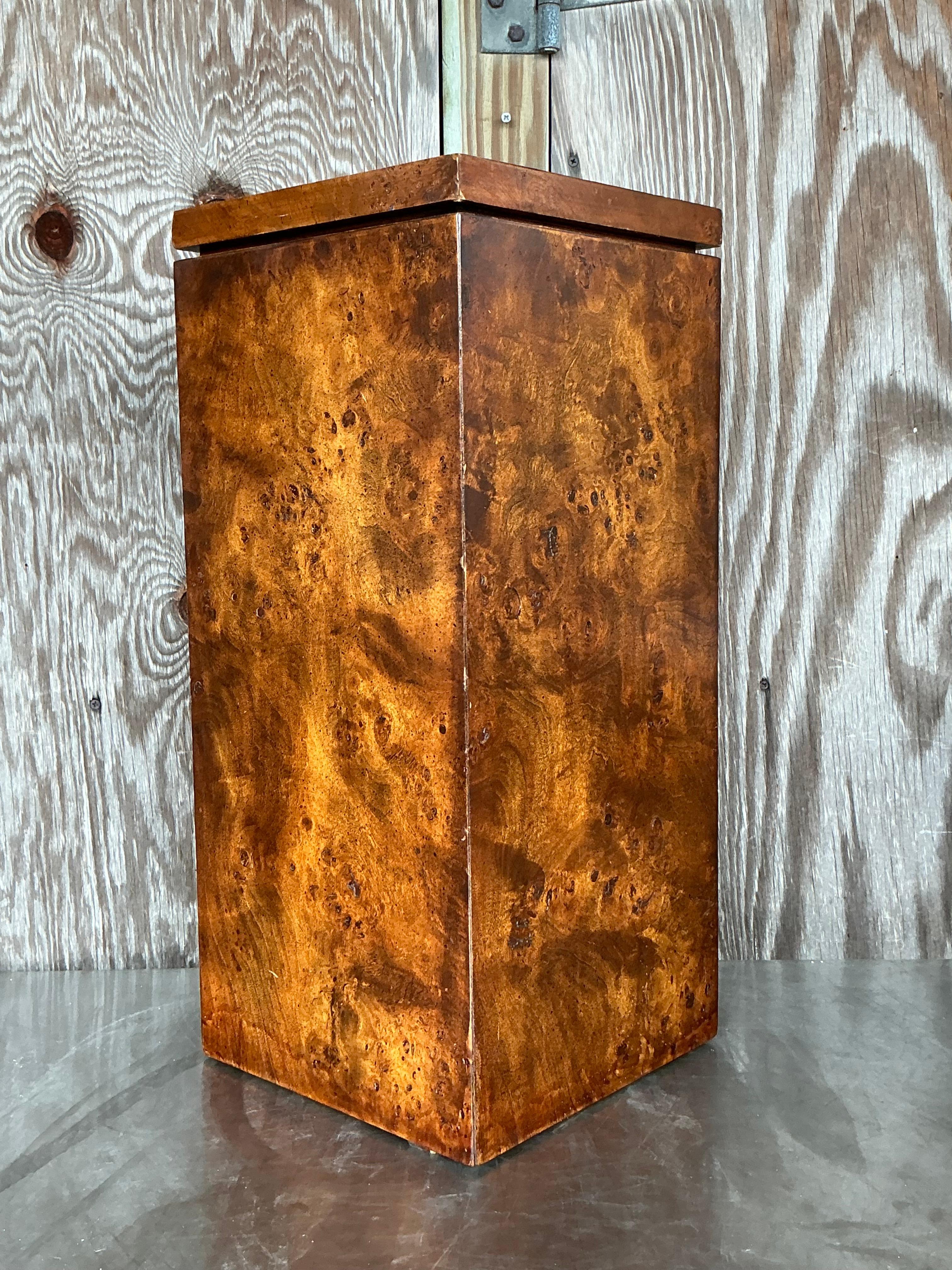 Élevez votre décor avec l'élégance naturelle de ce piédestal en bois de loupe Vintage By By. Fabriqué en ronce de bois richement grainée, ce piédestal met en valeur la beauté organique et les motifs complexes du bois, ce qui en fait une pièce