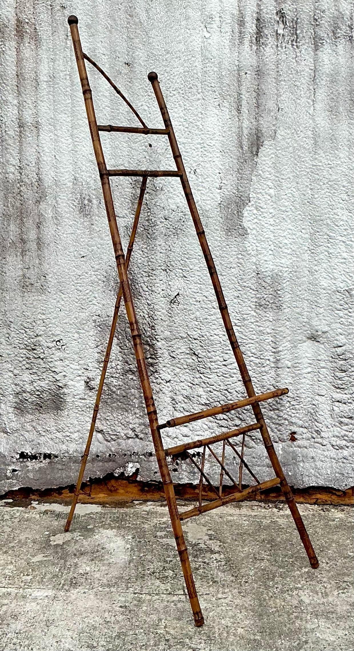 Migliora il tuo spazio con questo cavalletto in bambù bruciato Vintage By, un mix perfetto di arte e fascino rustico. Realizzato in un bellissimo bambù bruciato, questo cavalletto emana calore e consistenza naturale, rendendolo un pezzo da