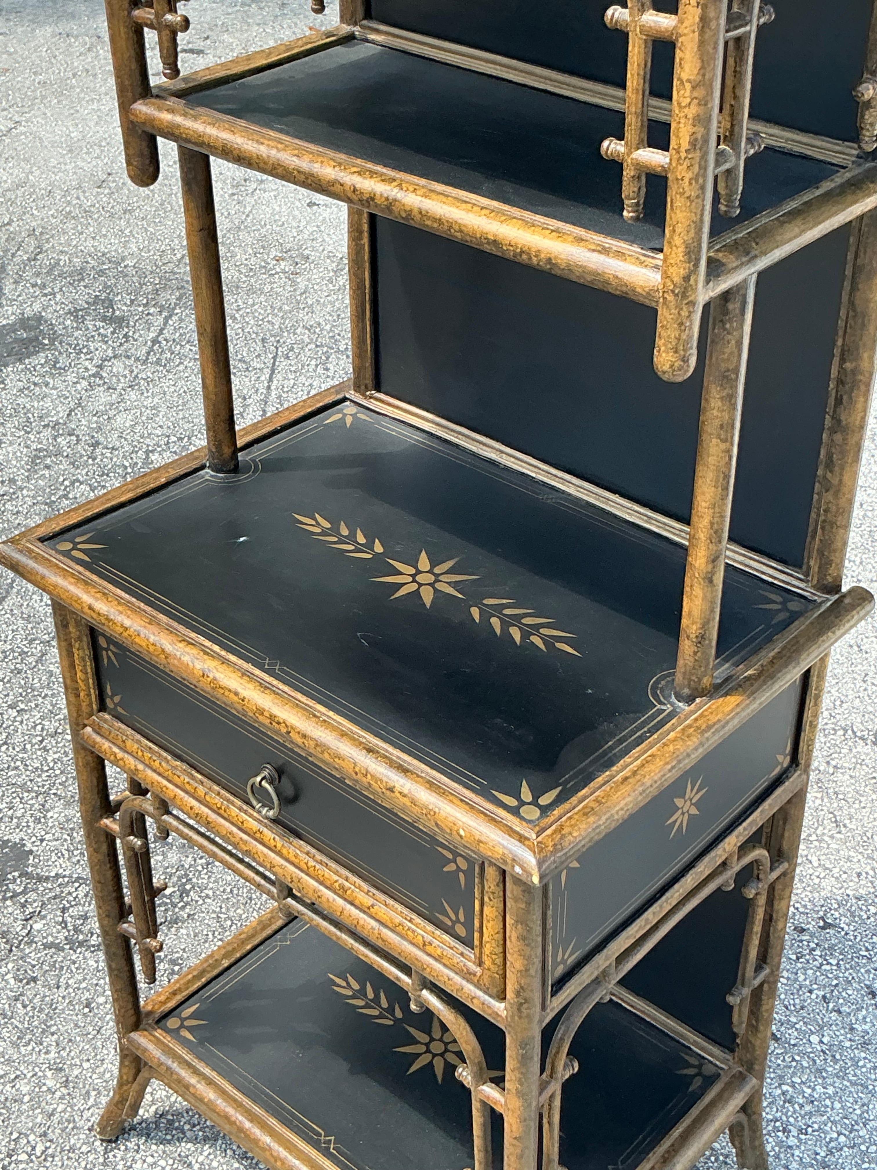 Dai un tocco di eleganza bohémien alla tua casa con questa Elegance in bambù bruciato Vintage Boho. Realizzata in un bellissimo bambù bruciato, questa etagere presenta un design aperto e arioso che è allo stesso tempo funzionale ed elegante. I suoi