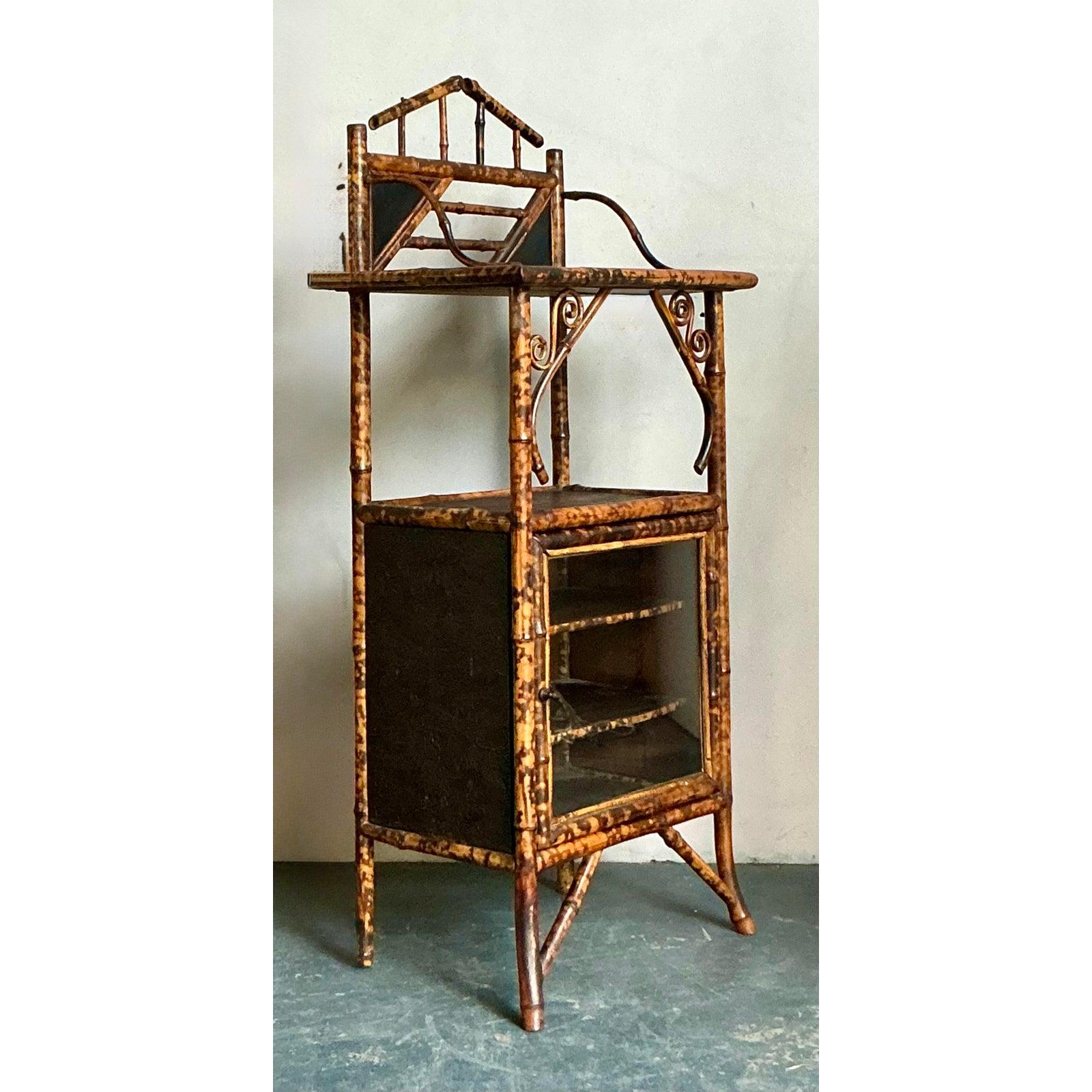 Armario alto vintage boho de bambú quemado Estadounidense en venta