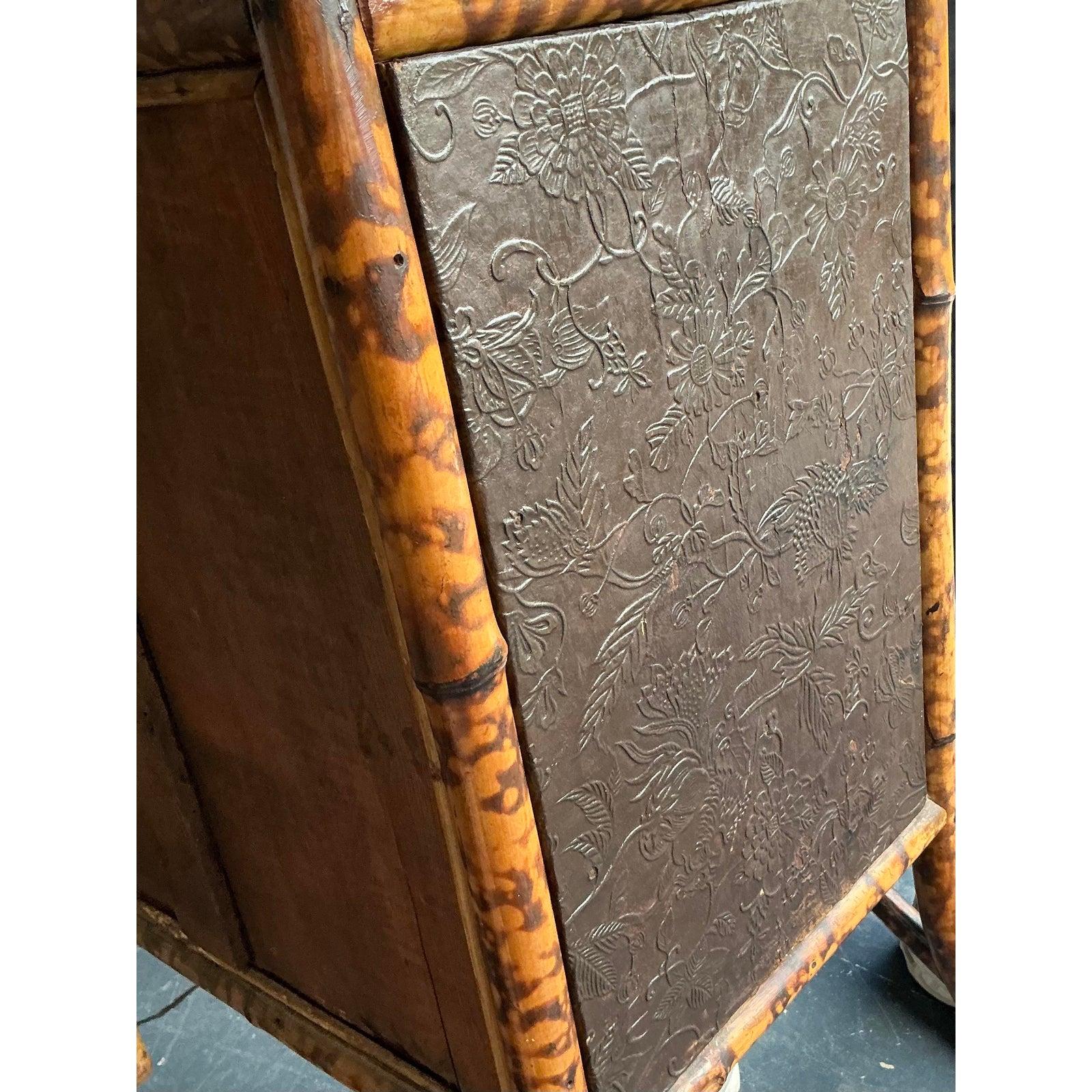 Armario alto vintage boho de bambú quemado en Bueno estado para la venta en West Palm Beach, FL