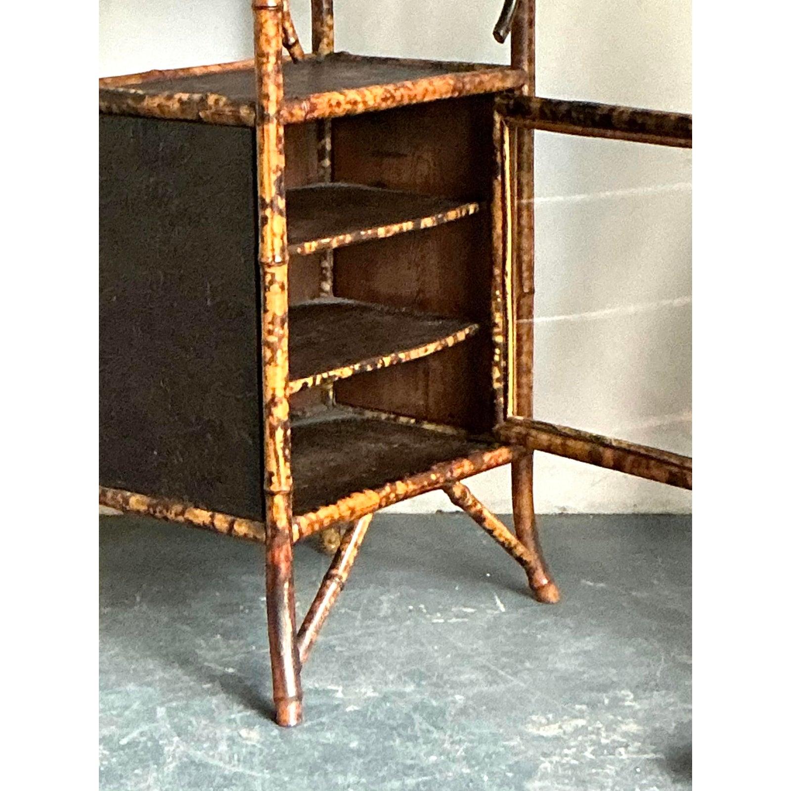 Armario alto vintage boho de bambú quemado Bambú en venta