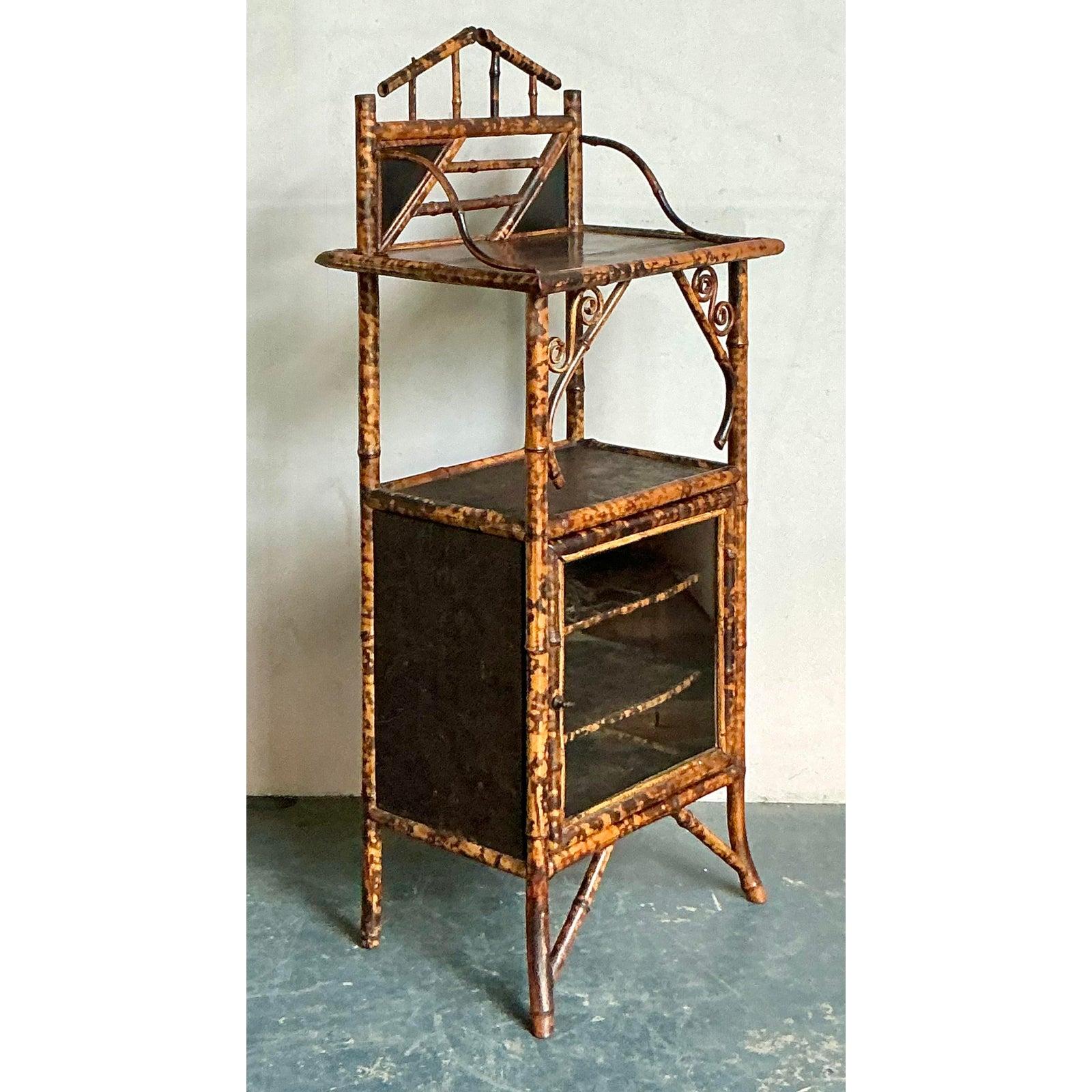 Armario alto vintage boho de bambú quemado en venta 1