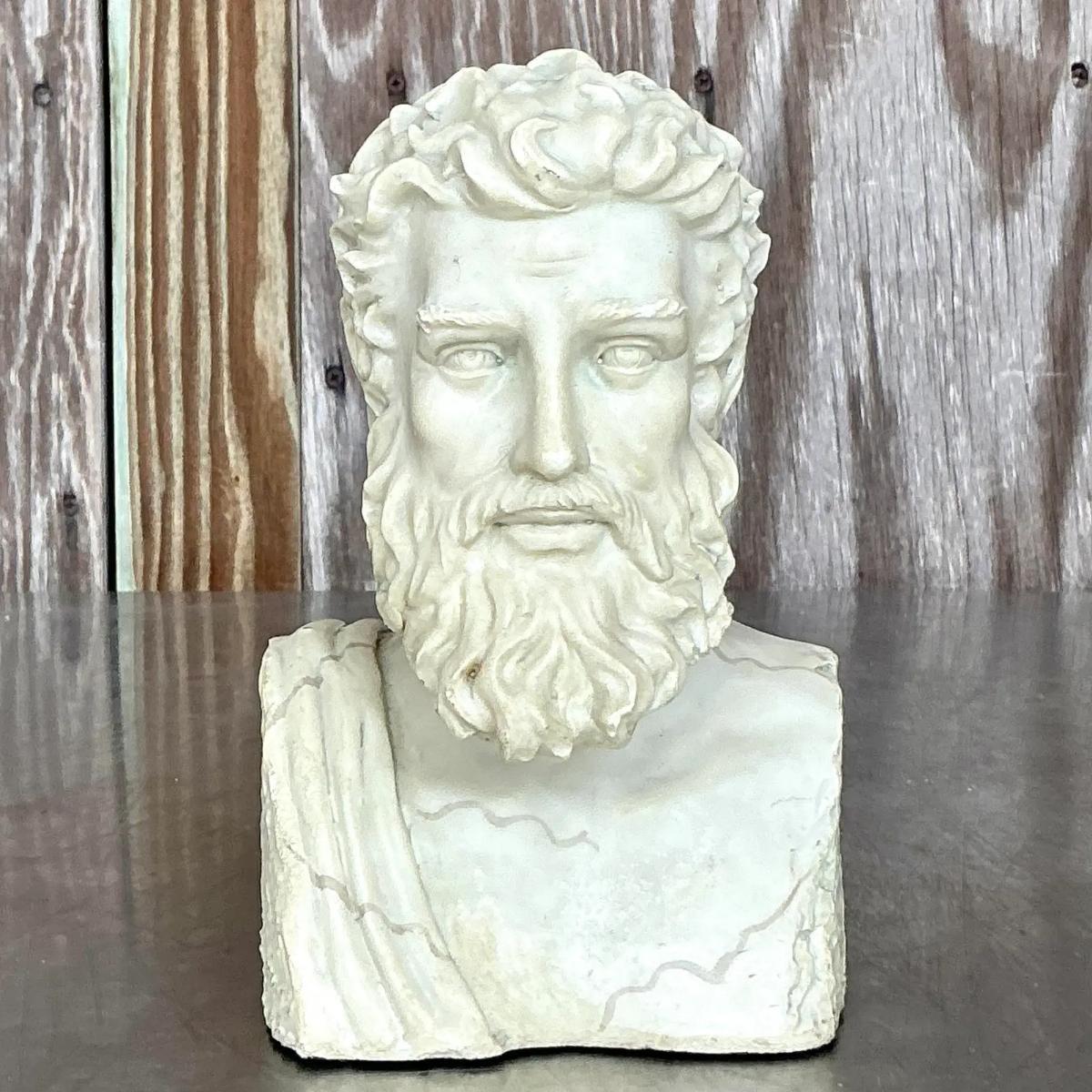 Aggiungi un tocco di eleganza classica al tuo arredamento con questo busto boho vintage di un uomo. Questa scultura meravigliosamente dettagliata cattura un'espressione stoica e senza tempo con dettagli intricati nella barba e nei capelli, che