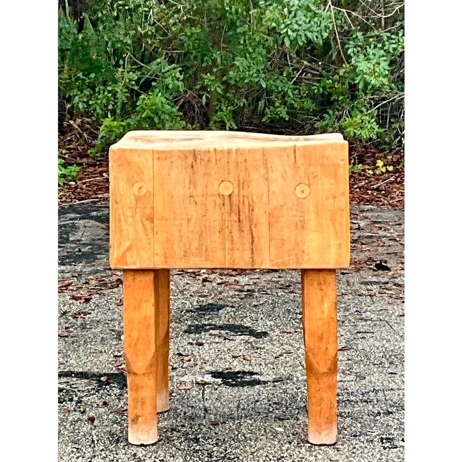 Ce bloc de boucherie boho vintage est un beau mélange de fonctionnalité et de charme rustique. Fabriqué en bois massif, il présente une surface épaisse et durable, parfaite pour la préparation des repas, la présentation ou comme pièce d'accent