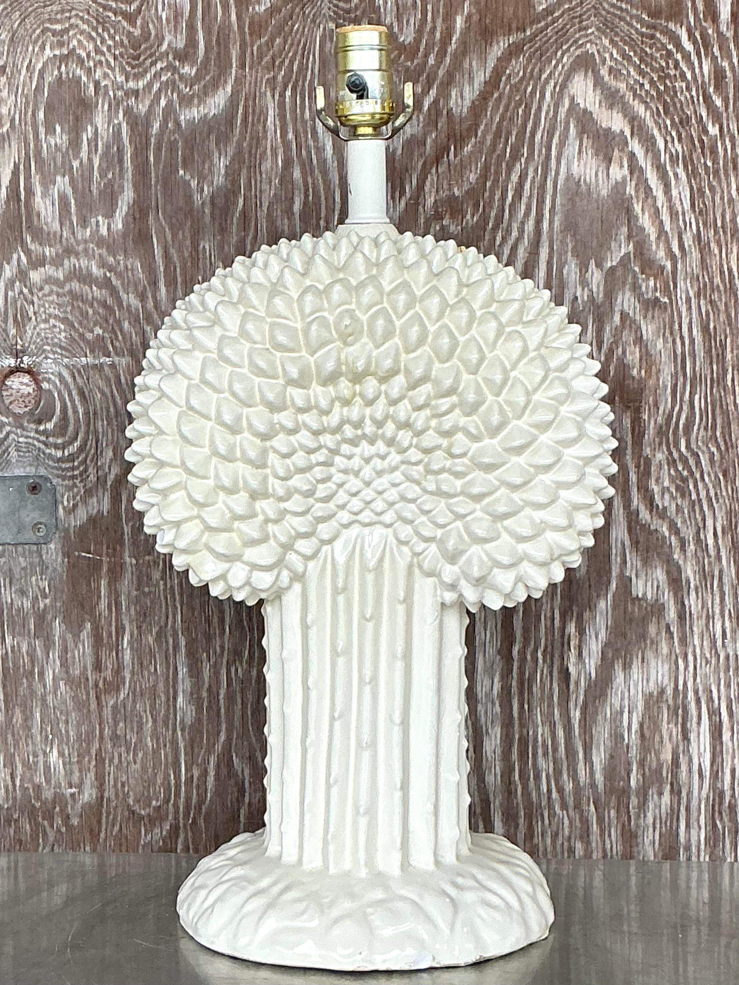 Atrévete con esta Lámpara Boho Cactus Vintage, inspirada en los icónicos diseños de John Dickinson. Con una escultural forma de cactus, esta lámpara captura la esencia del estilo bohemio inspirado en el desierto, con un toque juguetón pero