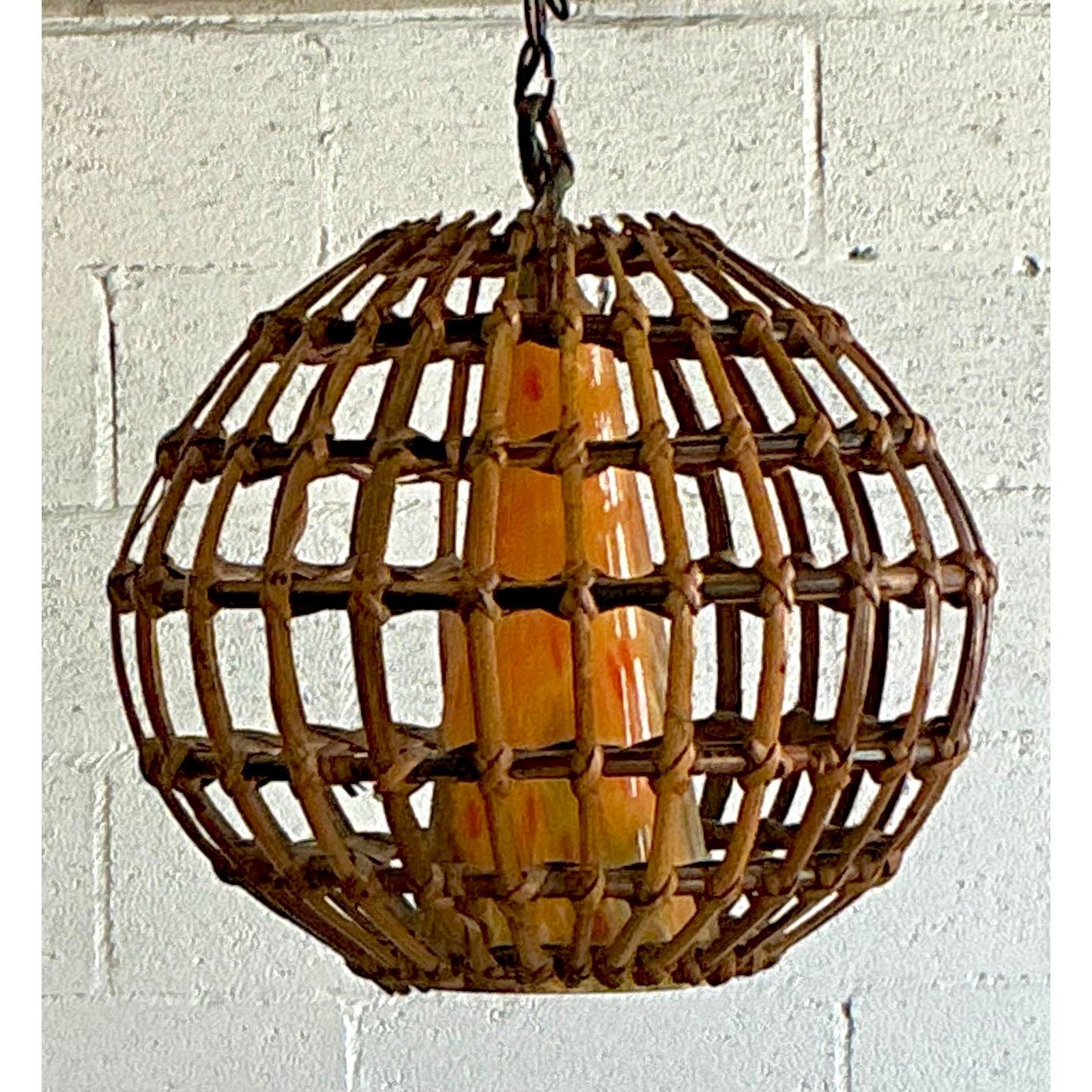 Vintage Boho Käfig Rattan und geblasenem Glas Kegel Kronleuchter (Metall) im Angebot