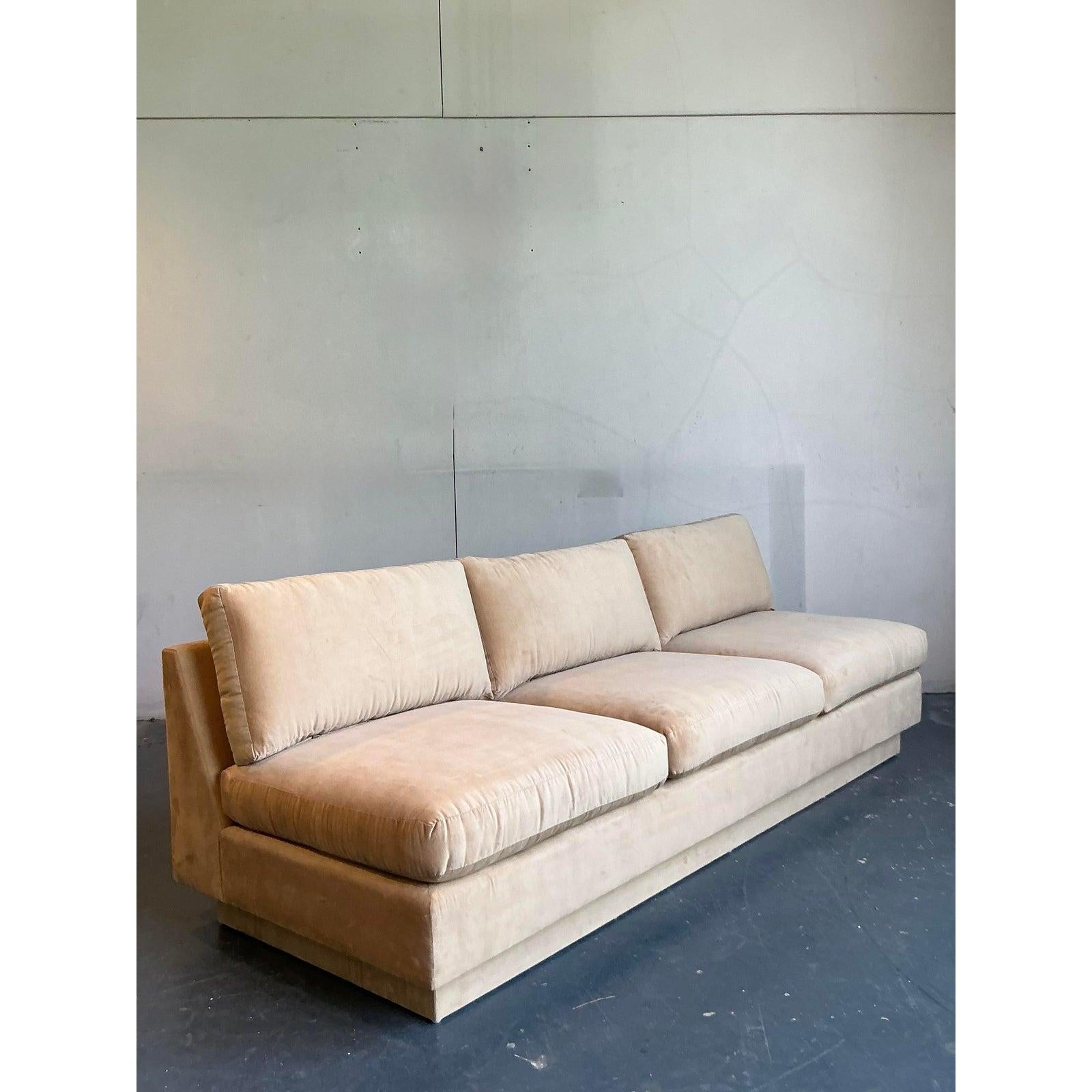 Adopta la sofisticada estética lounge de este excepcional sofá vintage. Impresionante ejemplo del diseño de los años 80, esta pieza presenta una forma elegante y arquitectónica elevada por una elegante base de zócalo, que crea un espectacular efecto