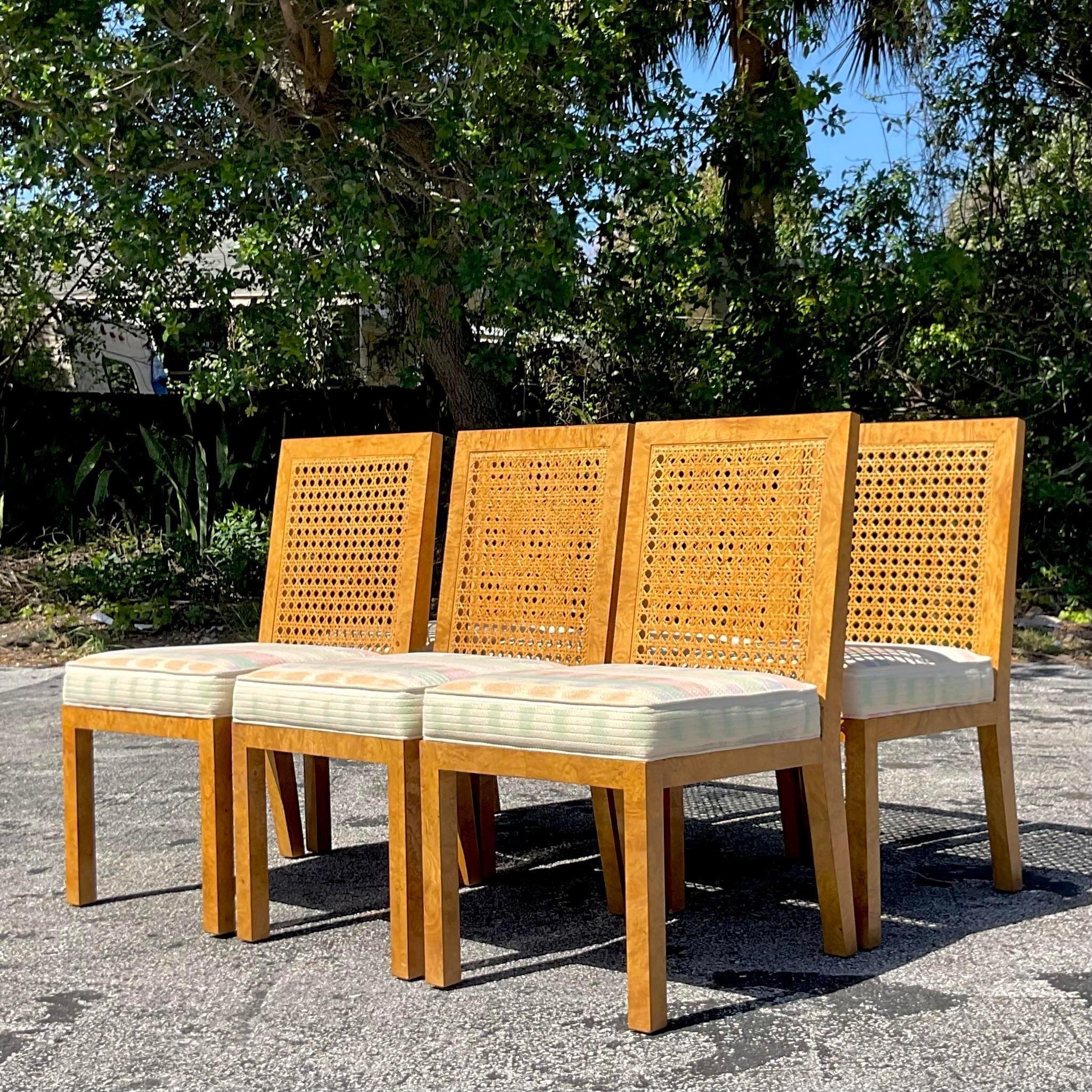 Plongez dans le charme bohème de l'artisanat américain avec cet ensemble de 6 chaises de salle à manger Vintage Boho en bois de canne et de ronce, inspiré par Widdicomb. Chaque chaise est méticuleusement fabriquée avec un mélange de bois de canne et