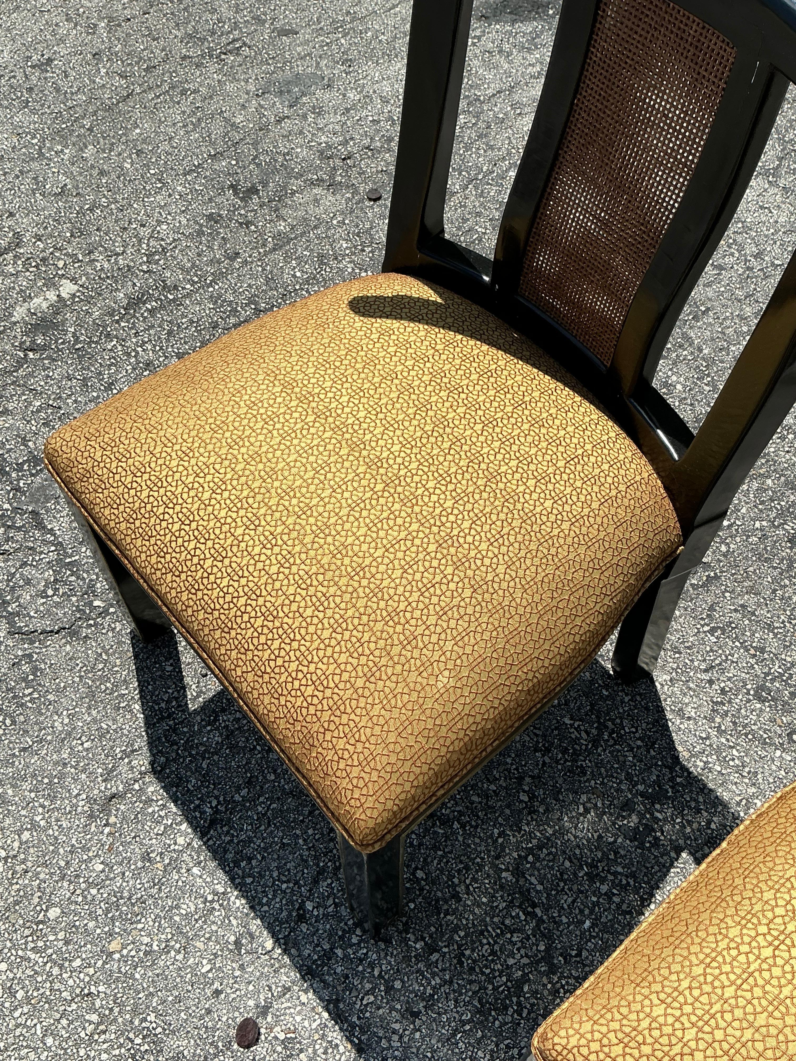 Ajoutez une touche d'élégance bohème intemporelle à votre espace avec cette paire de chaises longues Vintage Boho Cane Panel. Ces chaises magnifiquement fabriquées présentent des panneaux en cannage naturel sur les dossiers et les côtés, encadrés