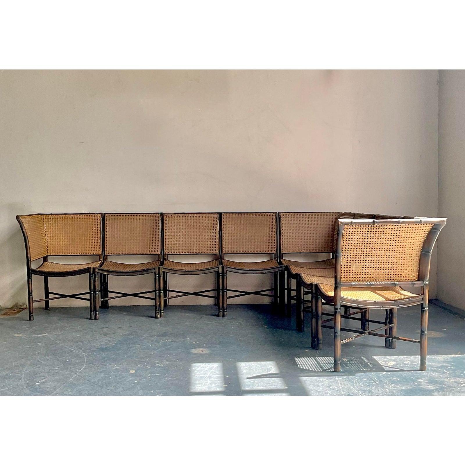 Découvrez l'attrait d'une sophistication décontractée avec ce canapé sectionnel vintage à cinq pièces, fabriqué dans l'esprit des designs emblématiques de Palecek. Cette assise modulaire présente une combinaison frappante de canne naturelle et de