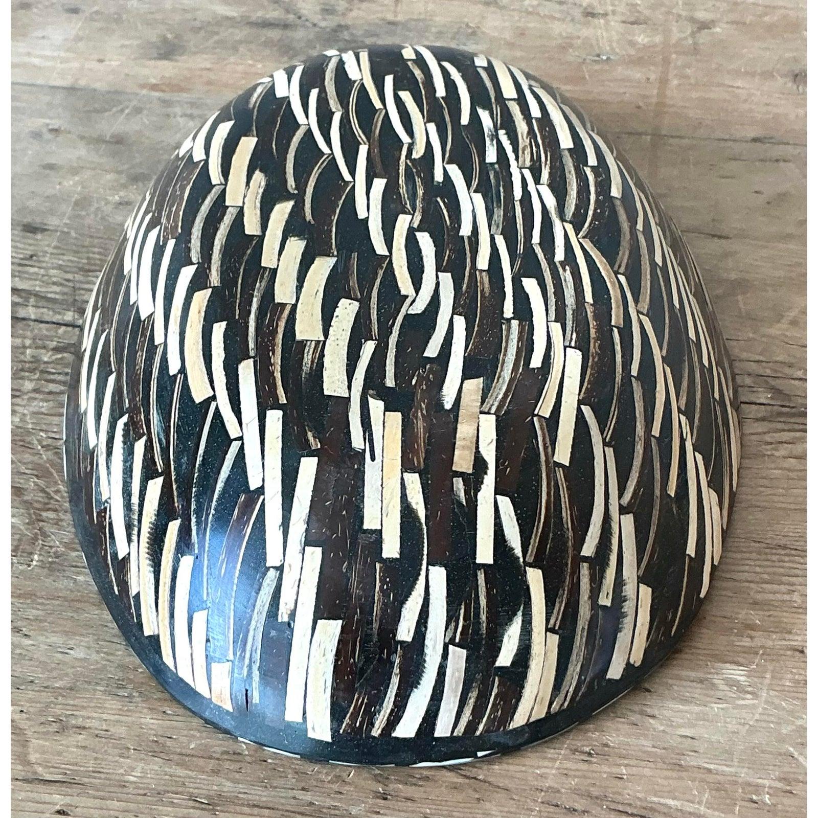 Incanta il tuo spazio con questa squisita ciotola vintage Boho Chic Capiz Shell, un pezzo radioso che cattura la serena bellezza dell'oceano. Questa elegante ciotola decorativa presenta un interno in conchiglia capiz lucida e iridescente,