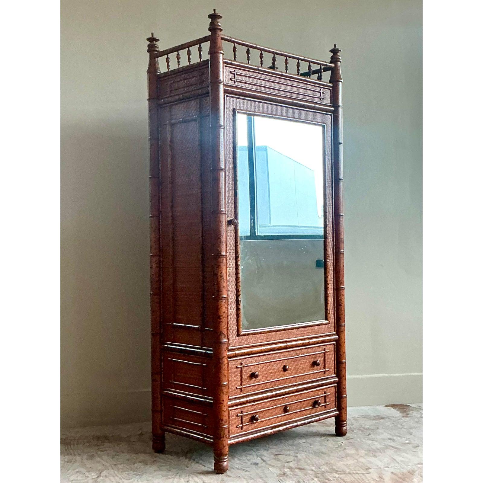 Filippino Armoire in bambù intagliato Vintage By in vendita
