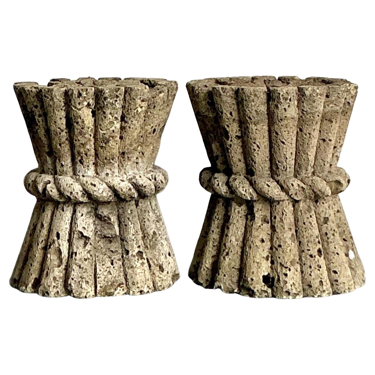 Vintage Boho geschnitzt Coquina Stein Beistelltische - ein Paar im Angebot