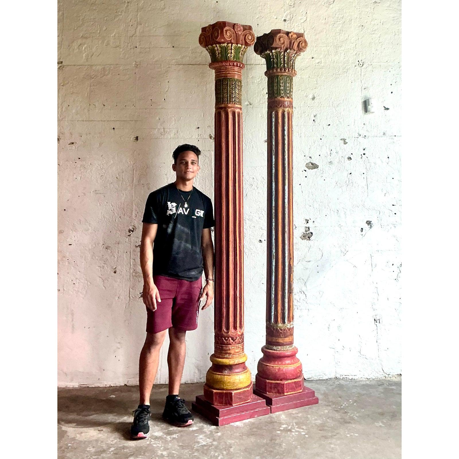 Bringen Sie unvergleichliche architektonische Grandeur in Ihr Interieur mit diesem herrlichen Paar monumentaler, handgeschnitzter polychromer Säulen. Mit einer Höhe von über zwei Metern sind diese Vintage-Stücke wahre Kunstwerke mit kannelierten