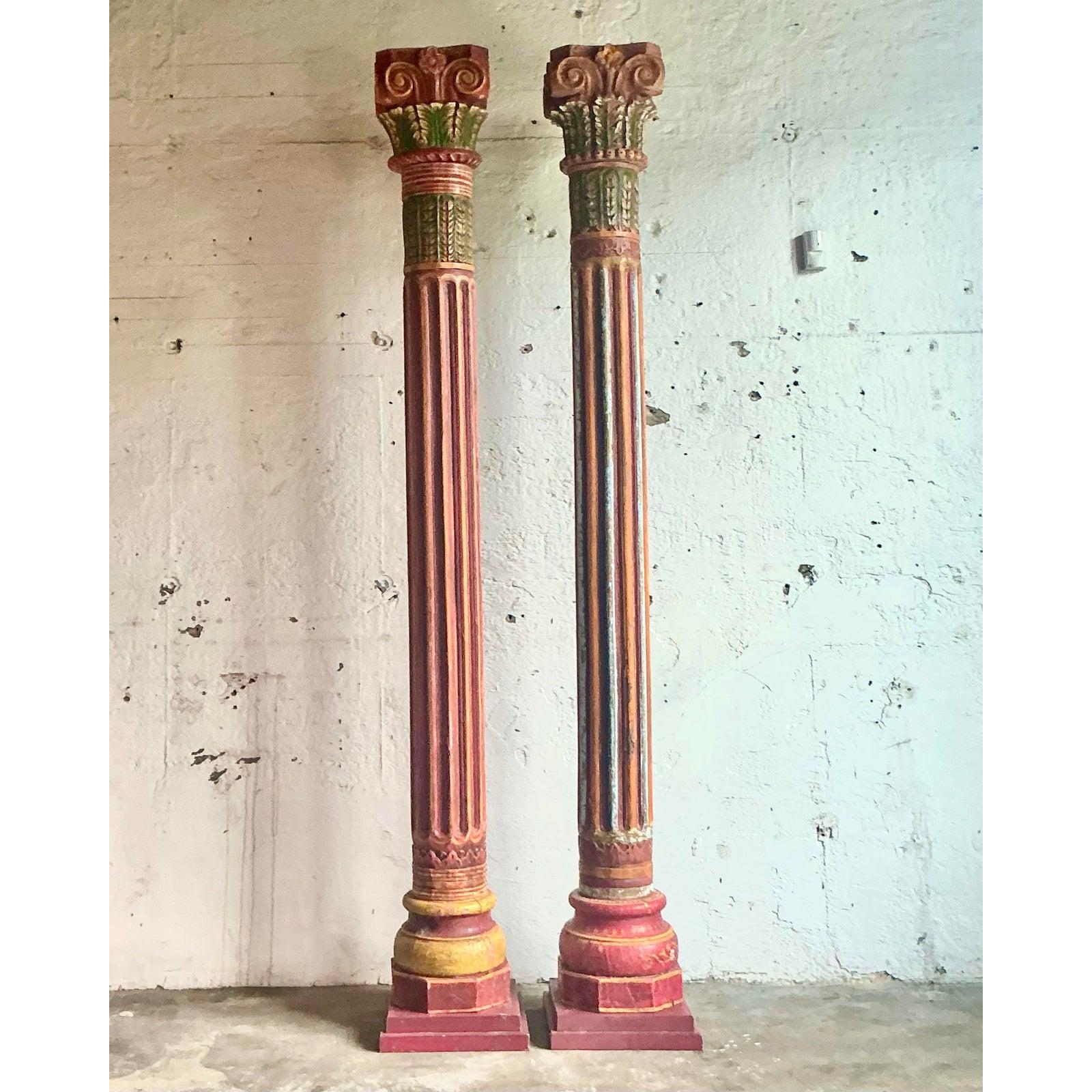 Vintage Boho geschnitzt korinthischen Säulen - ein Satz von 2 im Zustand „Gut“ im Angebot in West Palm Beach, FL
