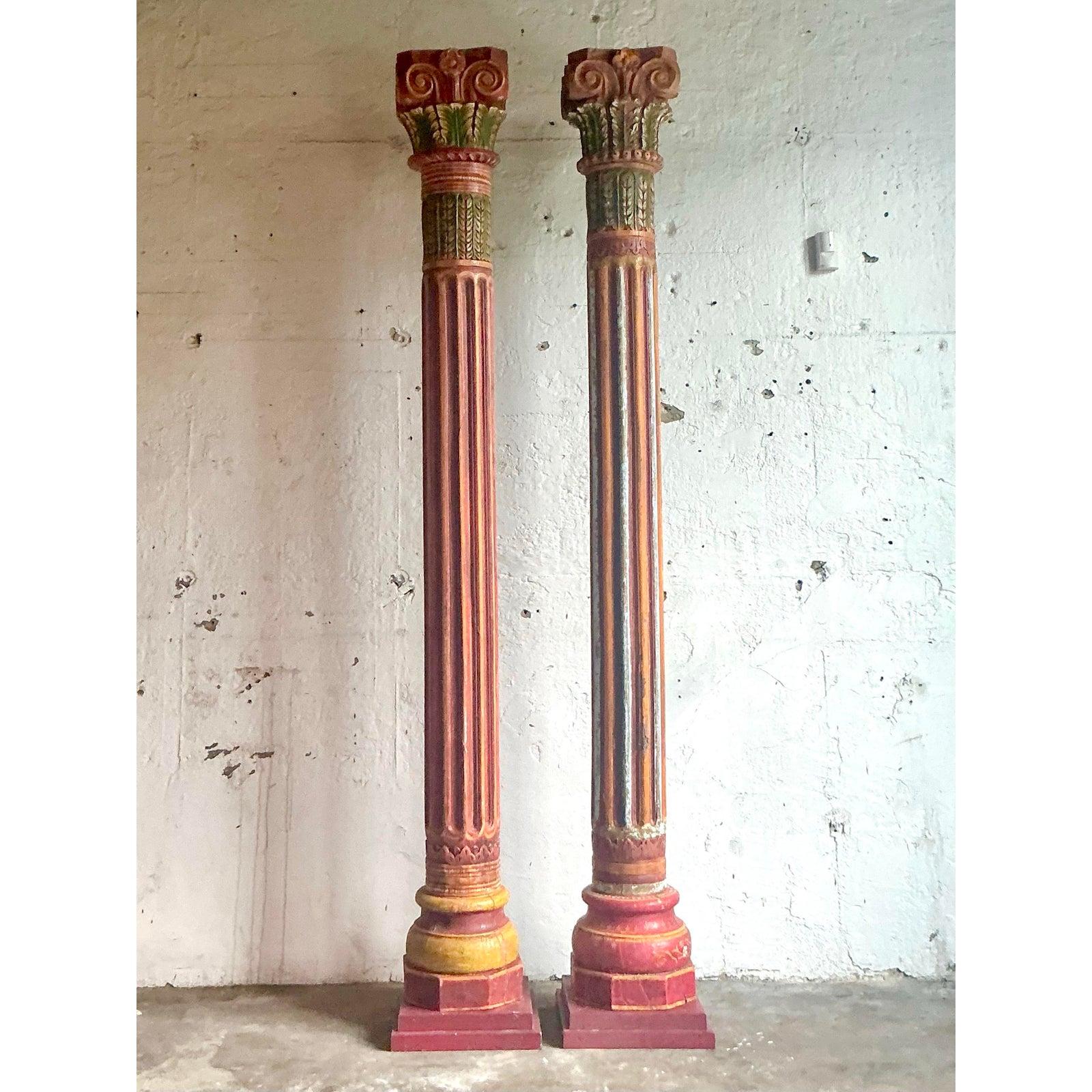 Vintage Boho geschnitzt korinthischen Säulen - ein Satz von 2 (Holz) im Angebot