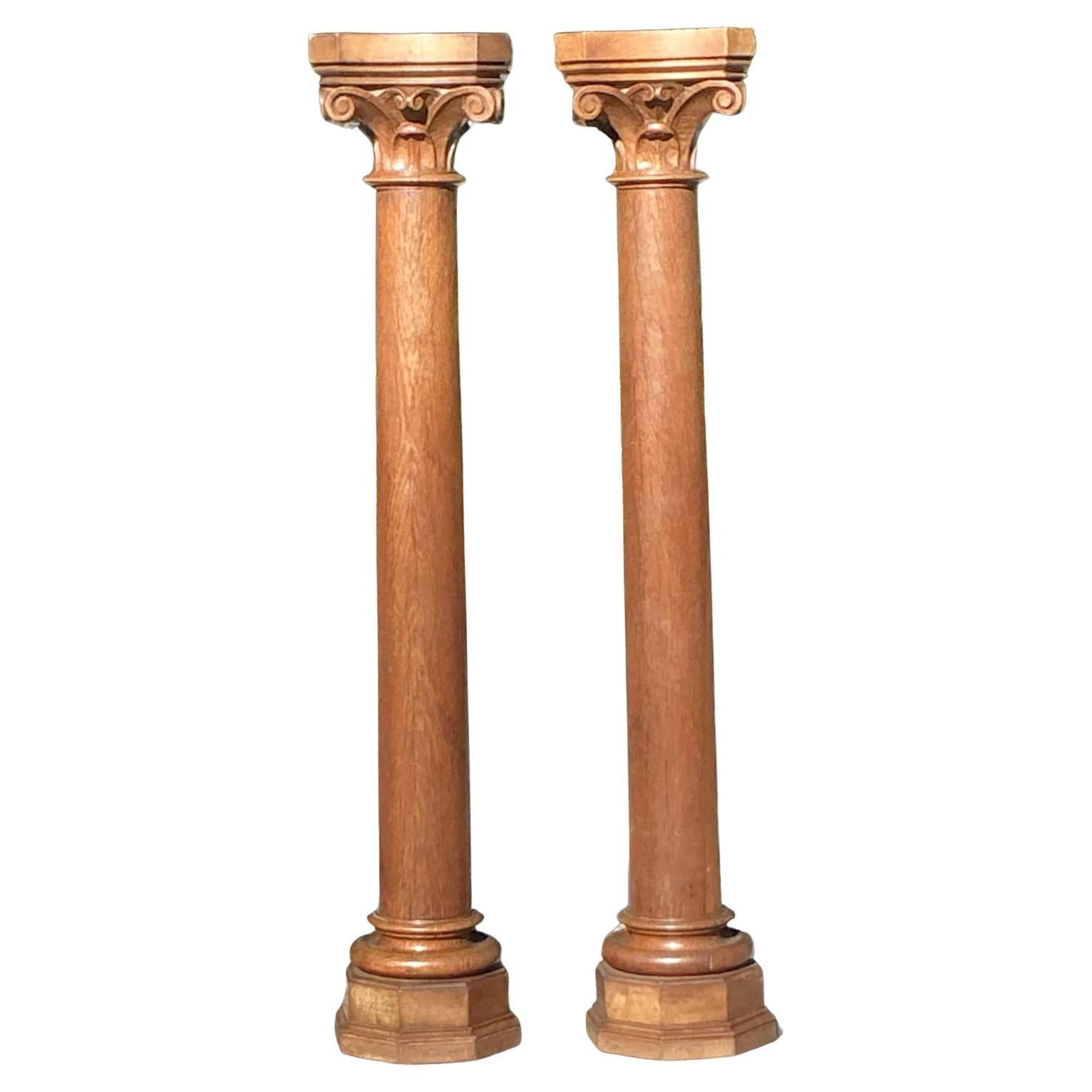 Vintage Boho geschnitzt Corinthian Wood Pedestals - Ein Paar