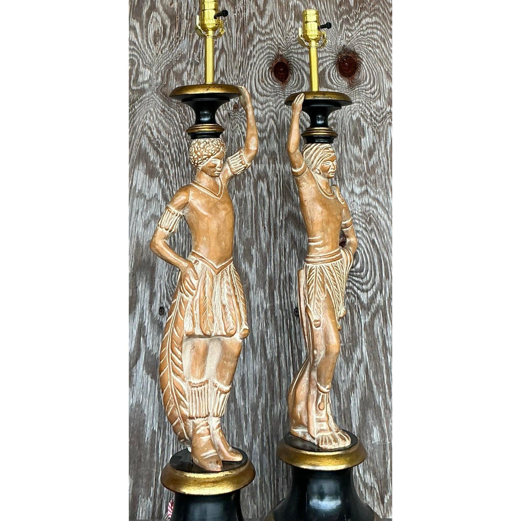 Mid-Century moderno Lampade figurative intagliate Boho d'epoca - una coppia in vendita