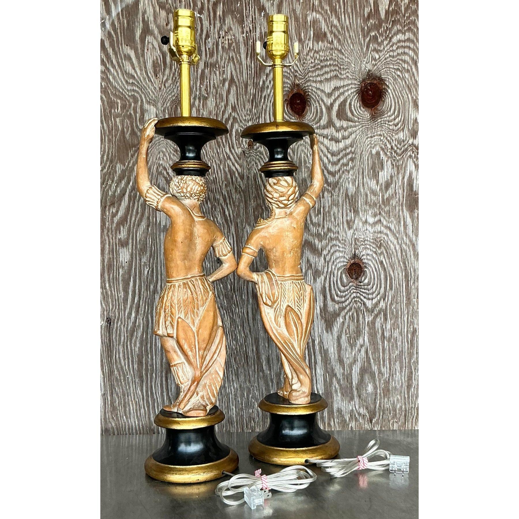 Americano Lampade figurative intagliate Boho d'epoca - una coppia in vendita