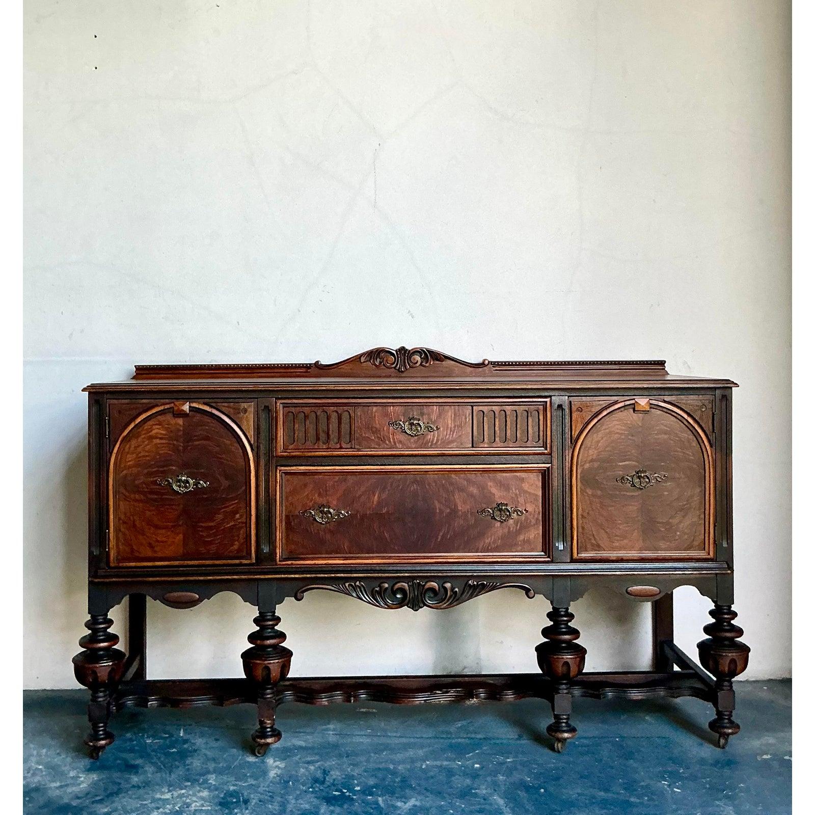 Dieses beeindruckende amerikanische Sideboard ist ein hervorragendes Beispiel für den im frühen 20. Jahrhundert beliebten Jacobean-Revival-Stil. Das Stück zeichnet sich durch seine dramatische Silhouette und die komplizierte Schnitzerei aus, mit