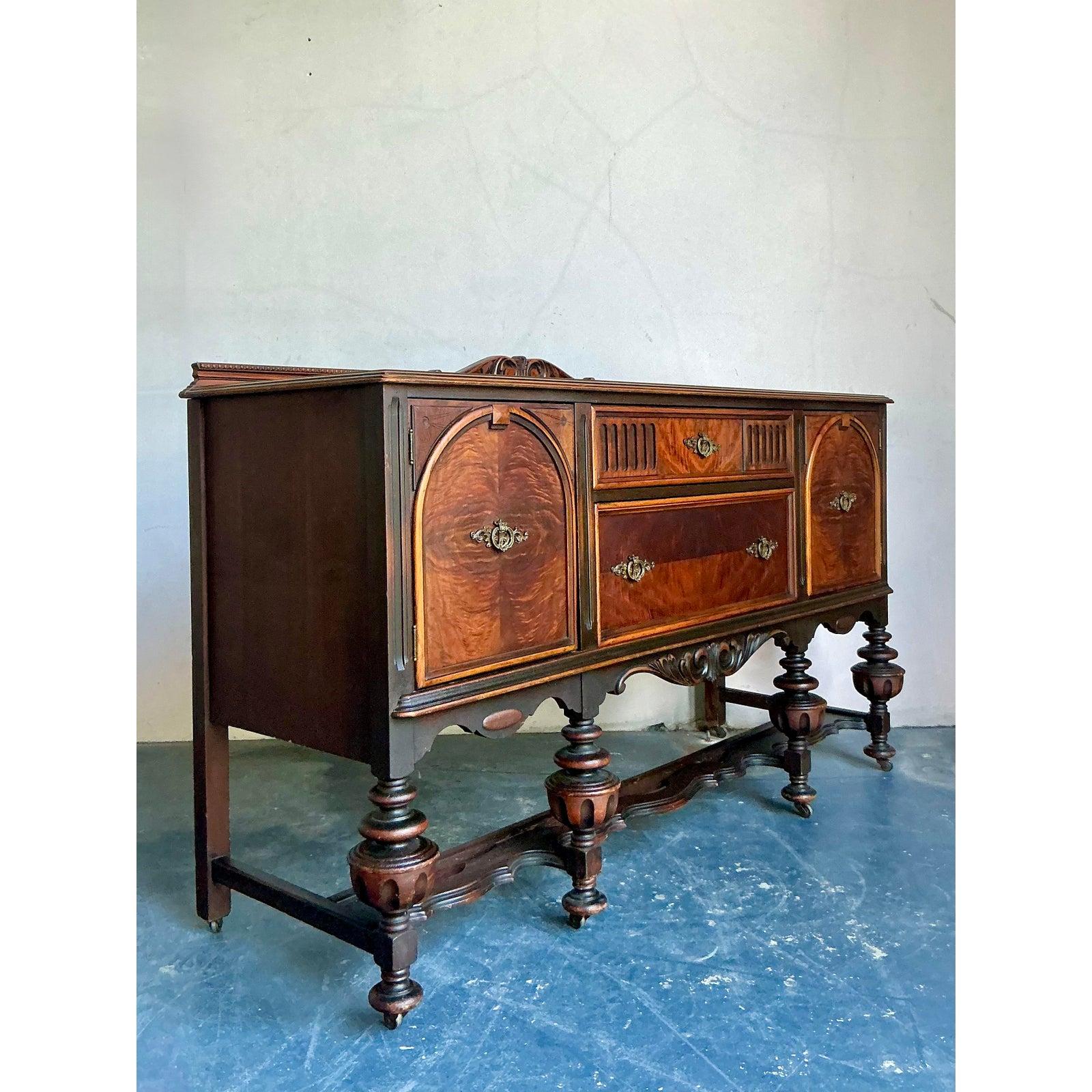 Vintage Boho geschnitzt Jacobean Kredenz (amerikanisch) im Angebot