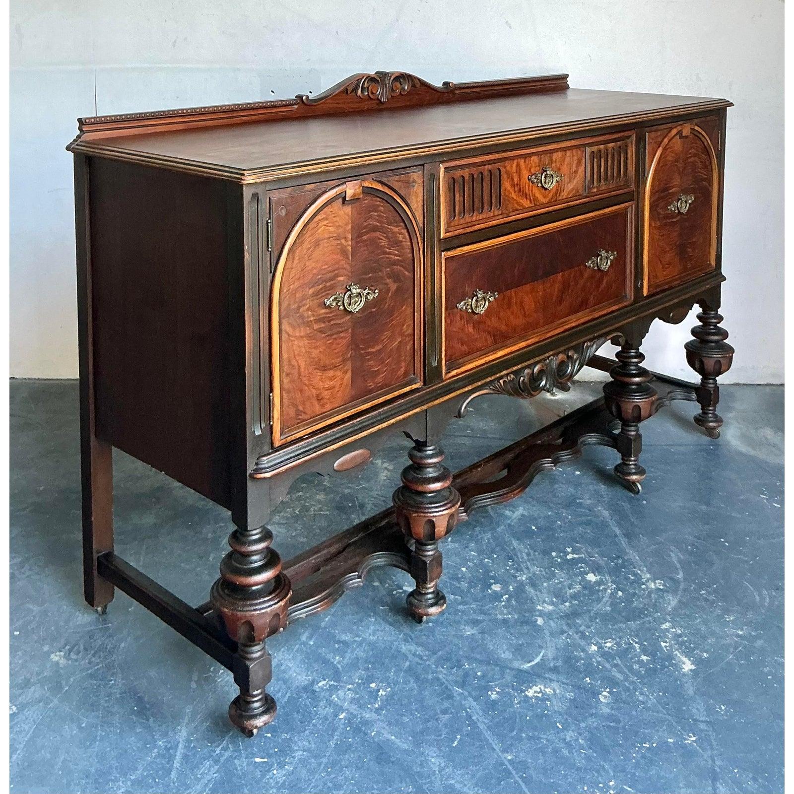 Vintage Boho geschnitzt Jacobean Kredenz im Zustand „Gut“ im Angebot in West Palm Beach, FL