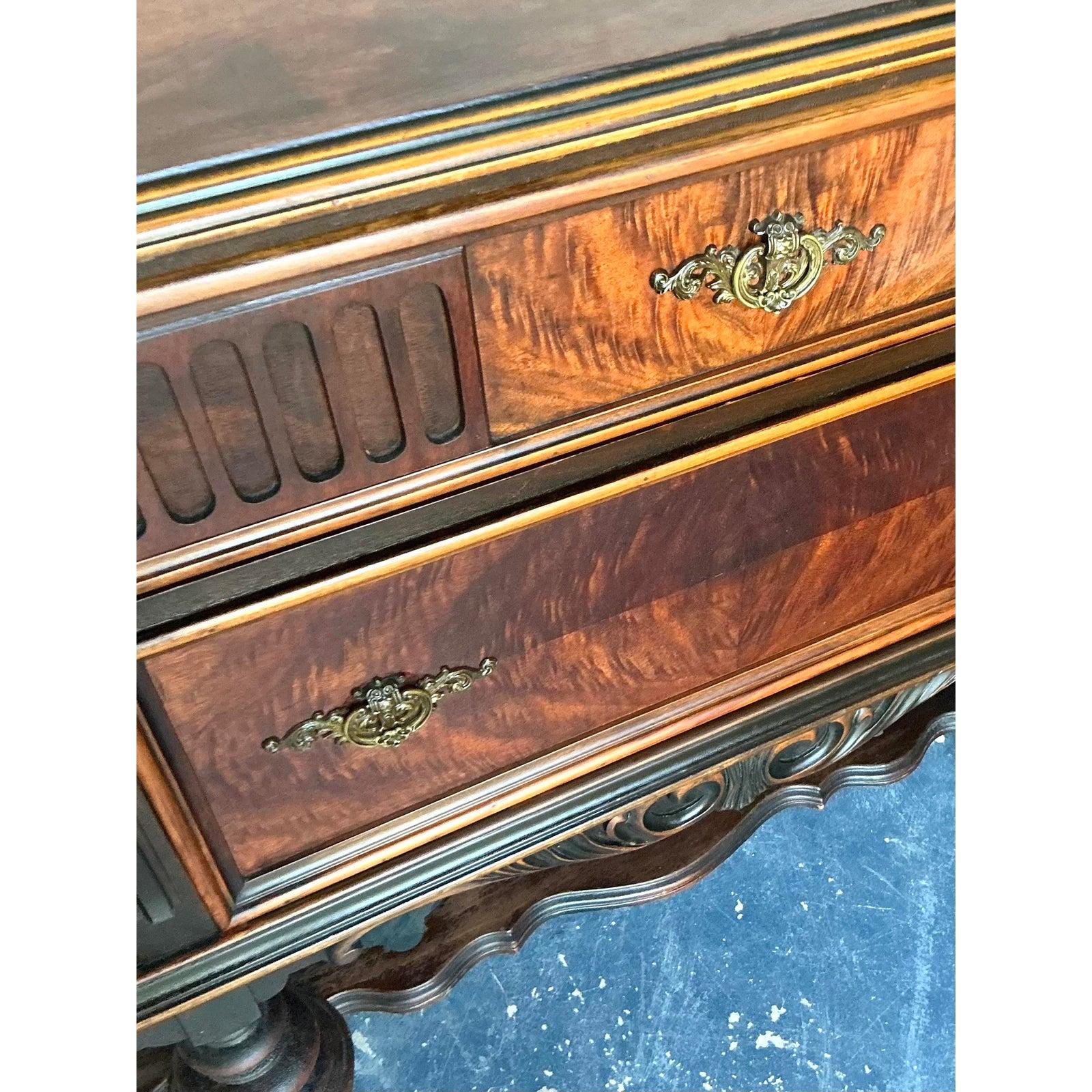 Vintage Boho geschnitzt Jacobean Kredenz (20. Jahrhundert) im Angebot