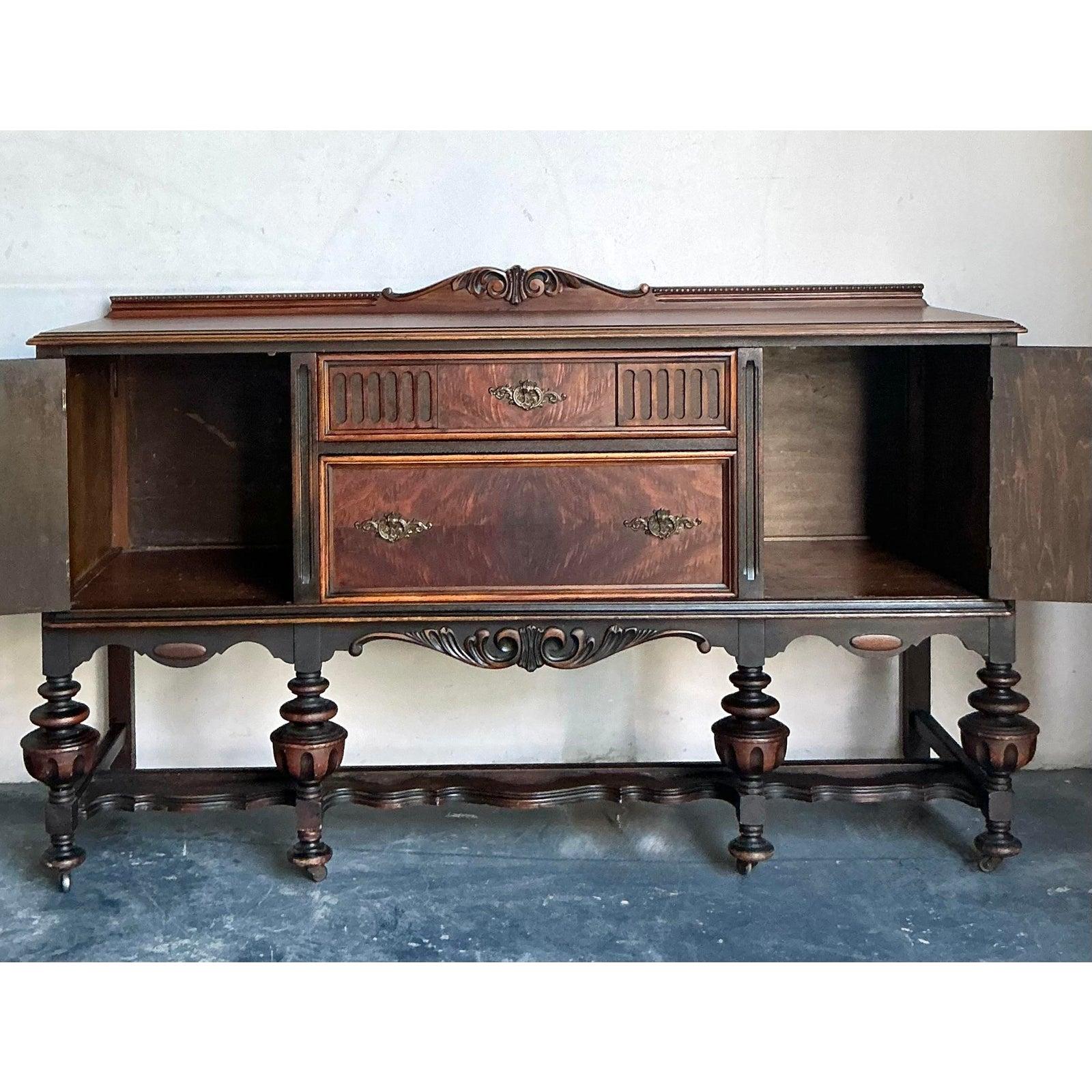 Vintage Boho geschnitzt Jacobean Kredenz (Messing) im Angebot