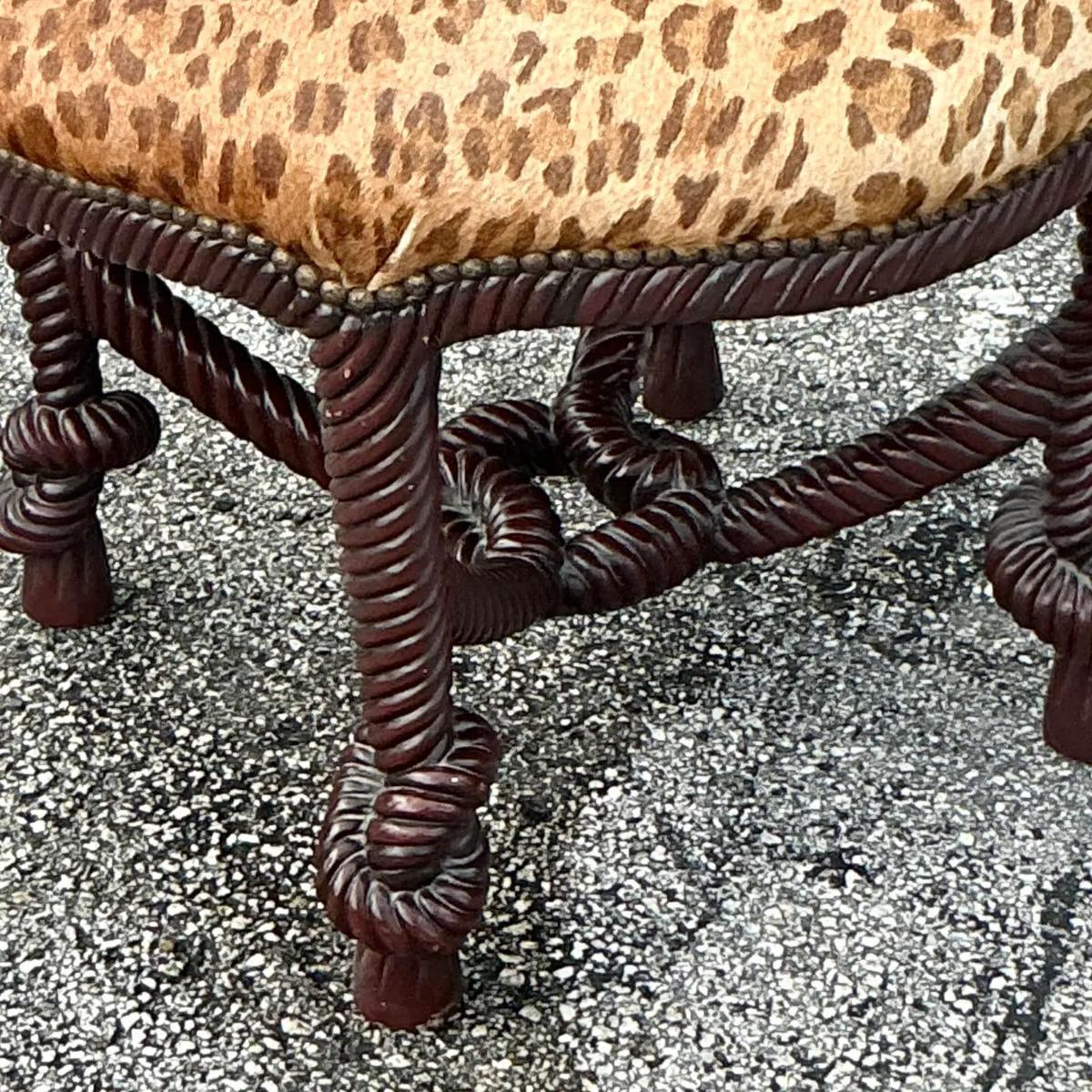Verleihen Sie Ihrem Raum einen Hauch von Handwerkskunst mit diesem niedrigen Hocker mit geschnitztem Knoten im Boho-Stil. Der mit viel Liebe zum Detail handgefertigte Hocker weist ein einzigartiges, ineinandergreifendes Astdesign auf, das aus