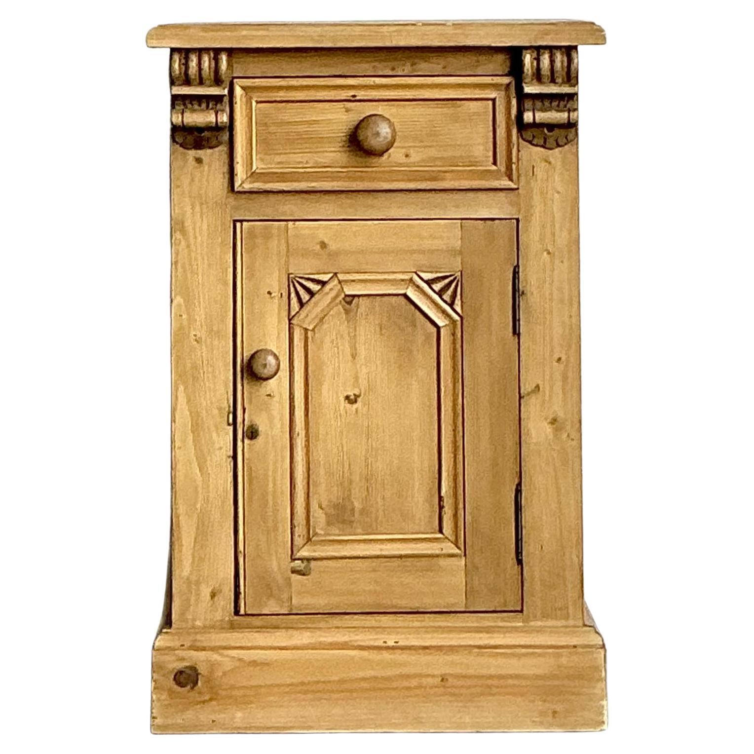 Mesilla de noche vintage boho de pino nudoso tallado