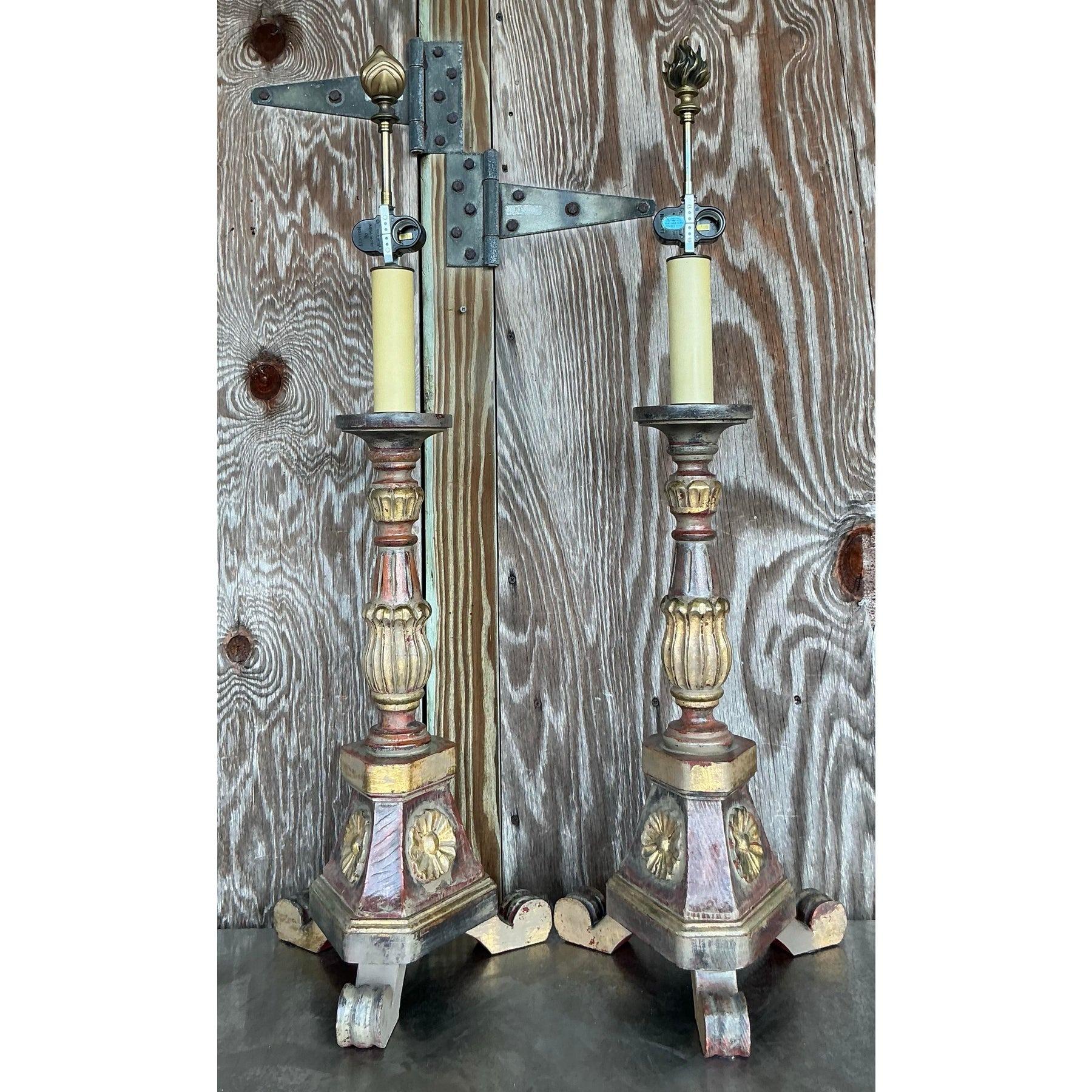 Apportez une sophistication bohème à votre intérieur avec ces lampes à piquer sculptées vintage. Avec leur boiserie aux détails complexes inspirée des chandeliers anciens, ces lampes allient le charme rustique à l'élégance intemporelle. Leurs tons