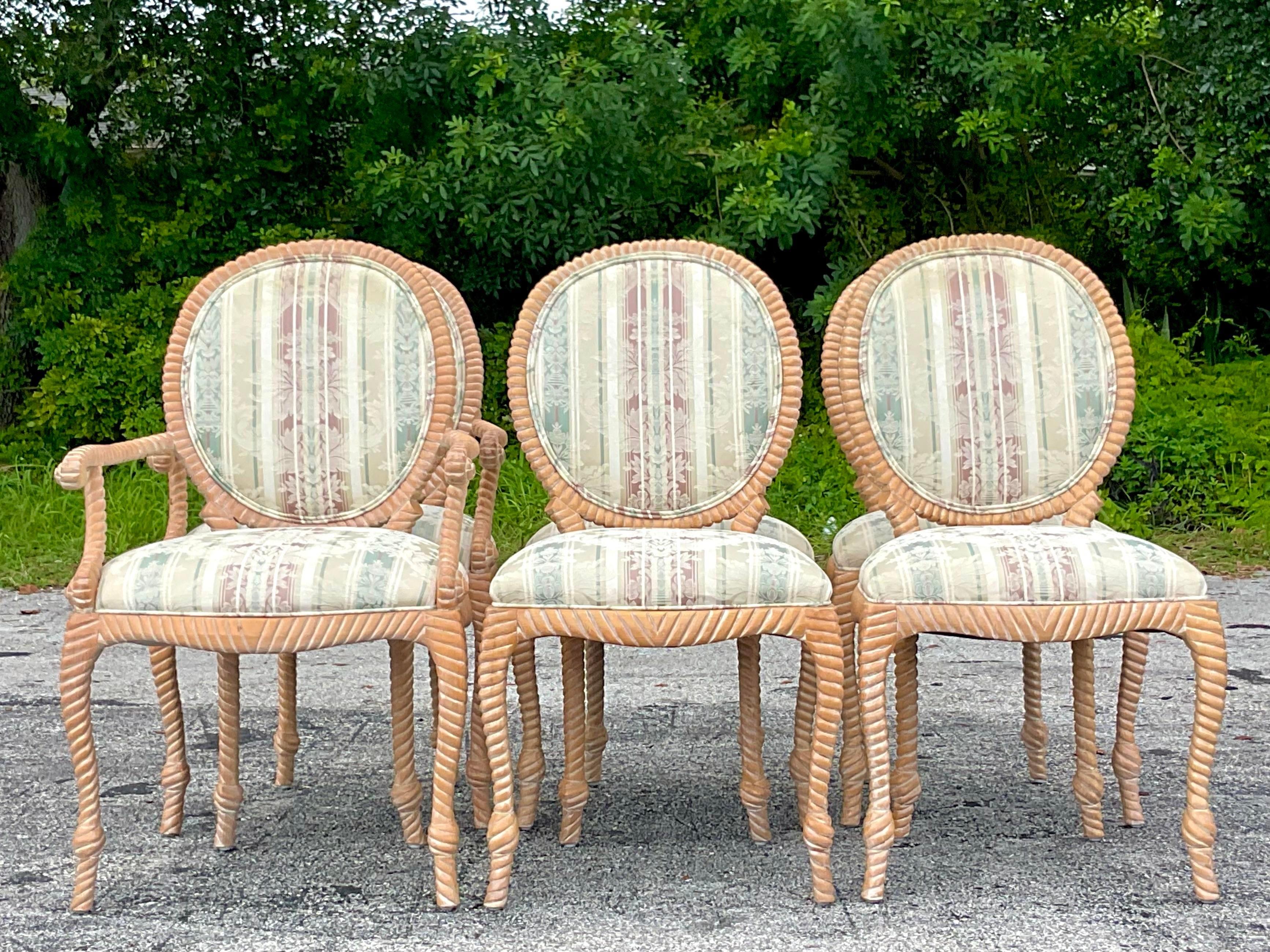 Un fabuleux ensemble de 6 chaises de salle à manger Boho vintage. Magnifique design en bois sculpté dans un bois clair. Deux fauteuils et quatre côtés. Acquis d'une propriété de Palm Beach.

Fauteuils de 24 de large.