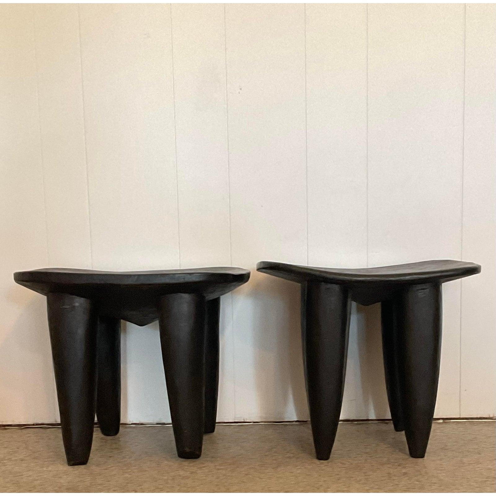 Verleihen Sie Ihrem Zuhause die authentische, skulpturale Schönheit dieses Paares von Senufo-Hockern im Vintage-Stil. Aus einem einzigen Block dichten Holzes meisterhaft von Hand geschnitzt, verkörpert jeder Hocker die gefeierte Handwerkskunst des