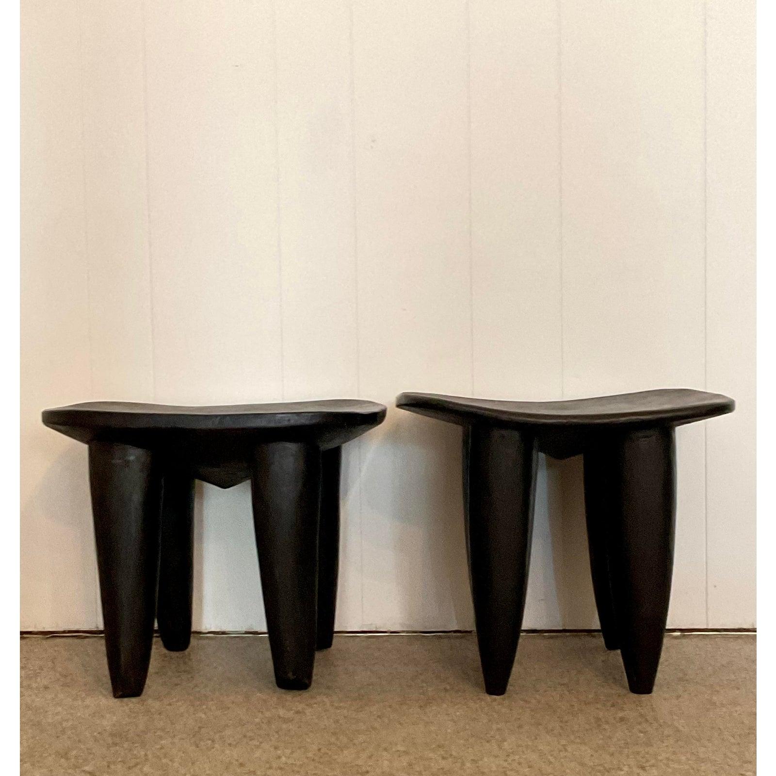 Vintage Boho geschnitzt Senufo Hocker - Satz von 2 (Organische Moderne) im Angebot