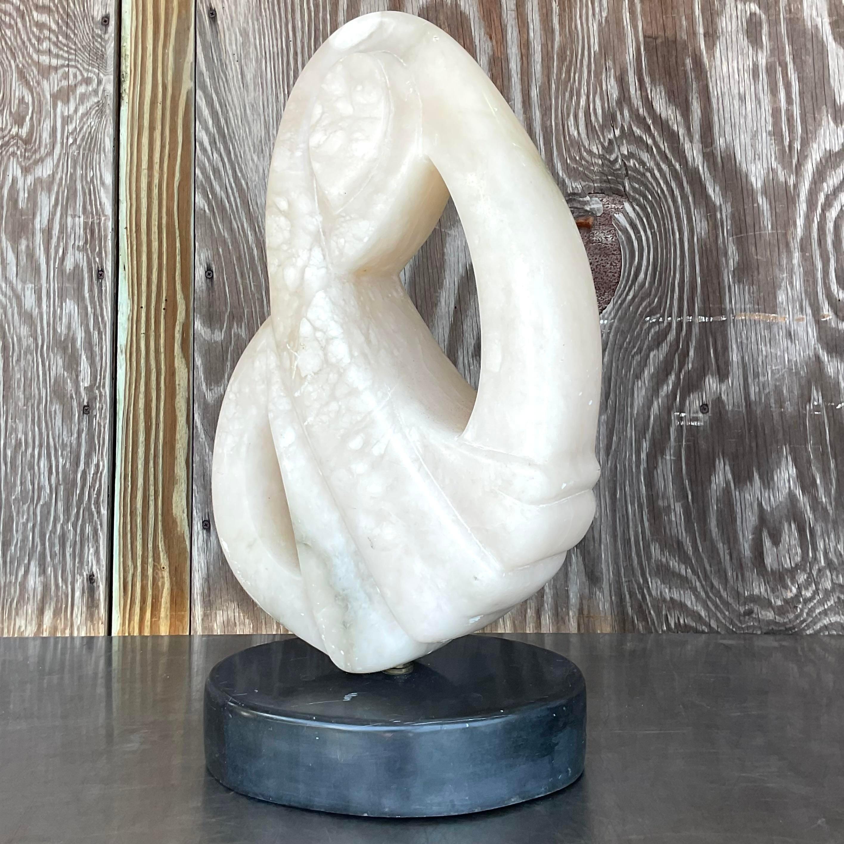 Aggiungi un tocco di eleganza artistica al tuo spazio con questa scultura astratta in pietra intagliata in stile vintage Boho. Caratterizzata da un design unico e astratto scolpito nella pietra, questa scultura incarna la creatività bohémien e la
