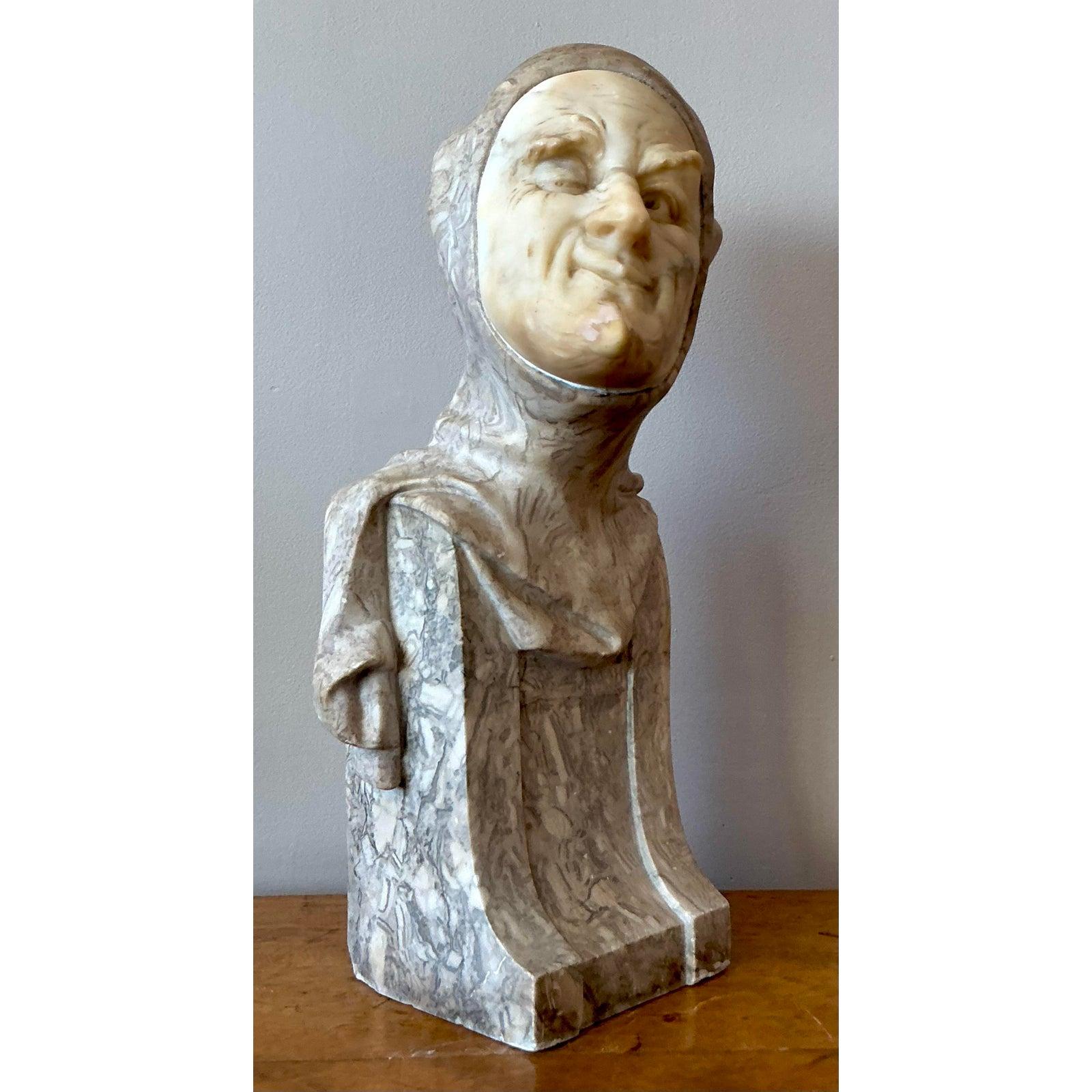 Impressionante ed enigmatica, questa scultura vintage in pietra scolpita a mano di Mephisto cattura sia l'estrosità che l'oscura teatralità in un'unica presenza imponente. Realizzata con una pietra simile al marmo riccamente venata, il volto