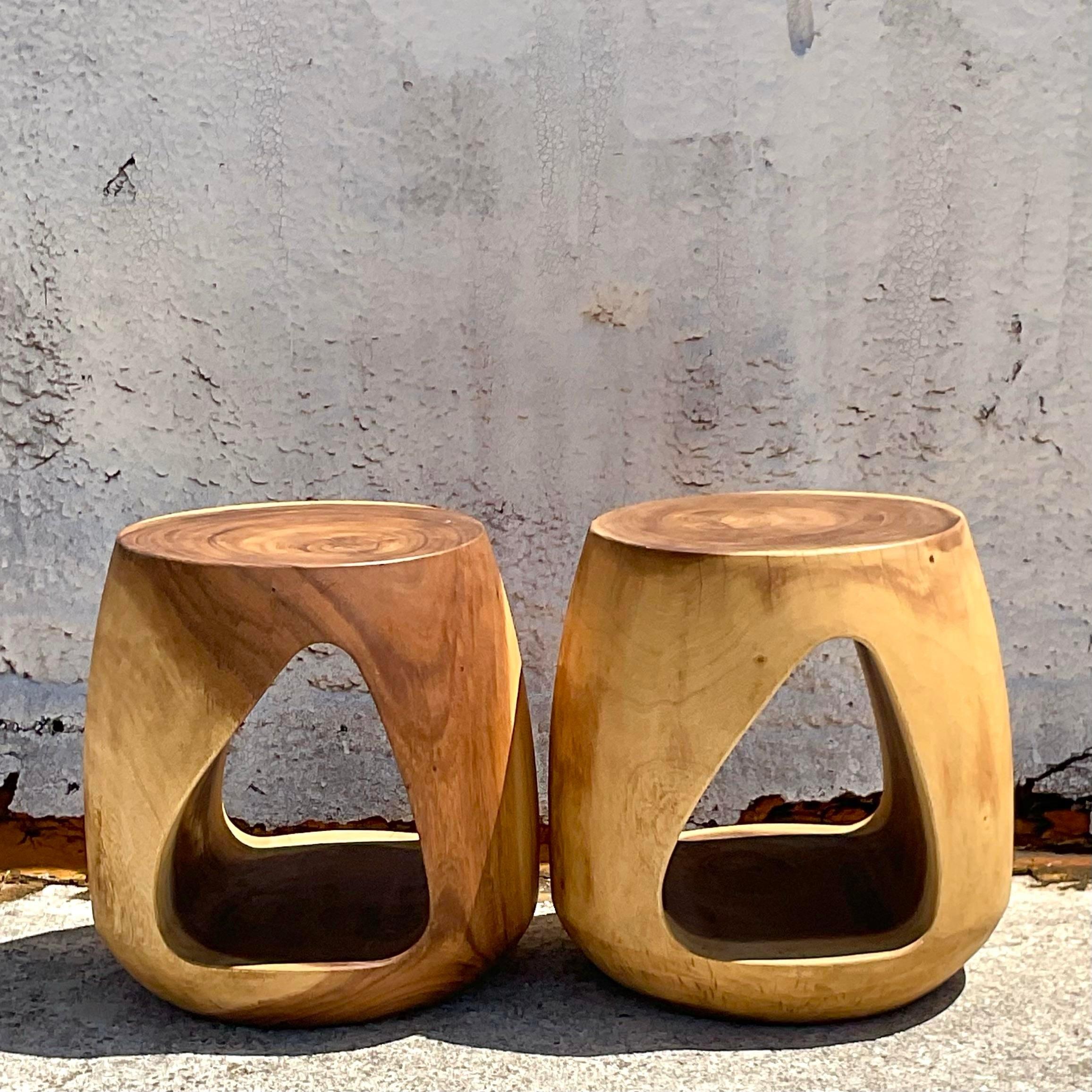 Vintage Boho geschnitzt Stump Low Hocker - ein Paar (Rustikal) im Angebot