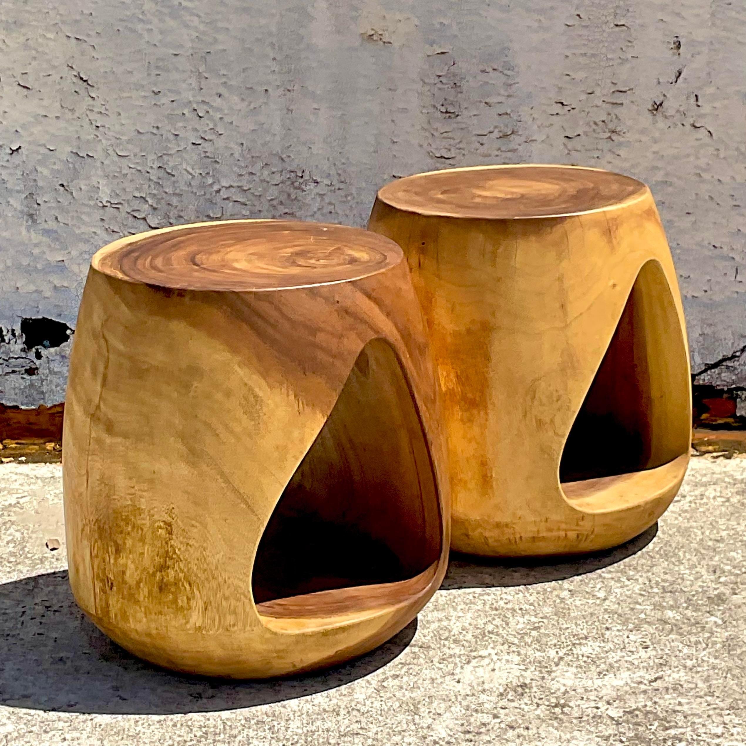 Vintage Boho geschnitzt Stump Low Hocker - ein Paar (Holz) im Angebot