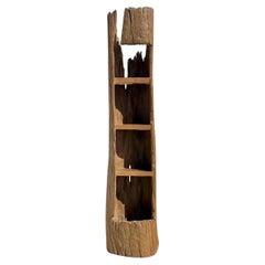 Estantería vintage boho con tronco de árbol tallado