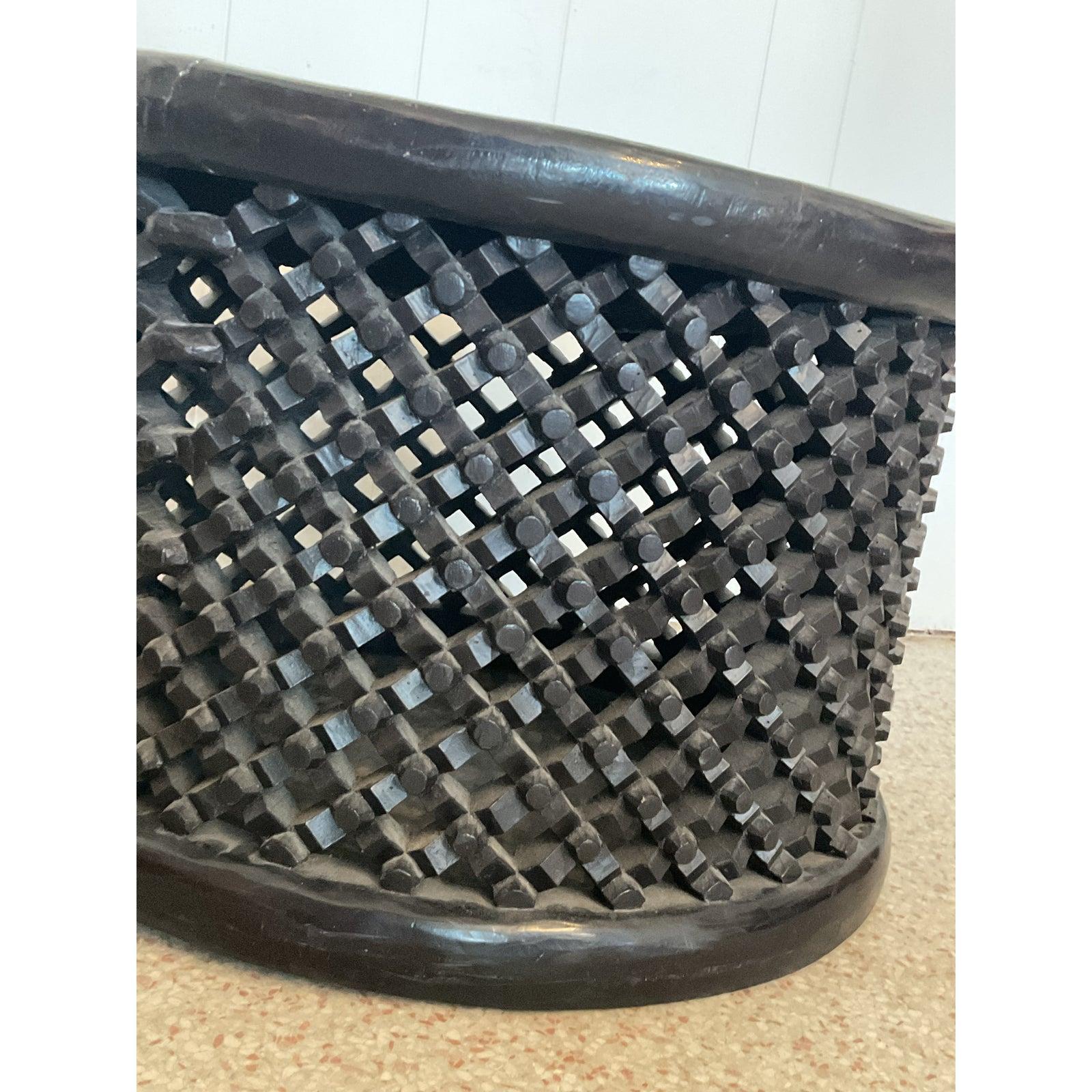 Mesas Bamileke Vintage Boho de Madera Tallada - Juego de 2 en venta 4