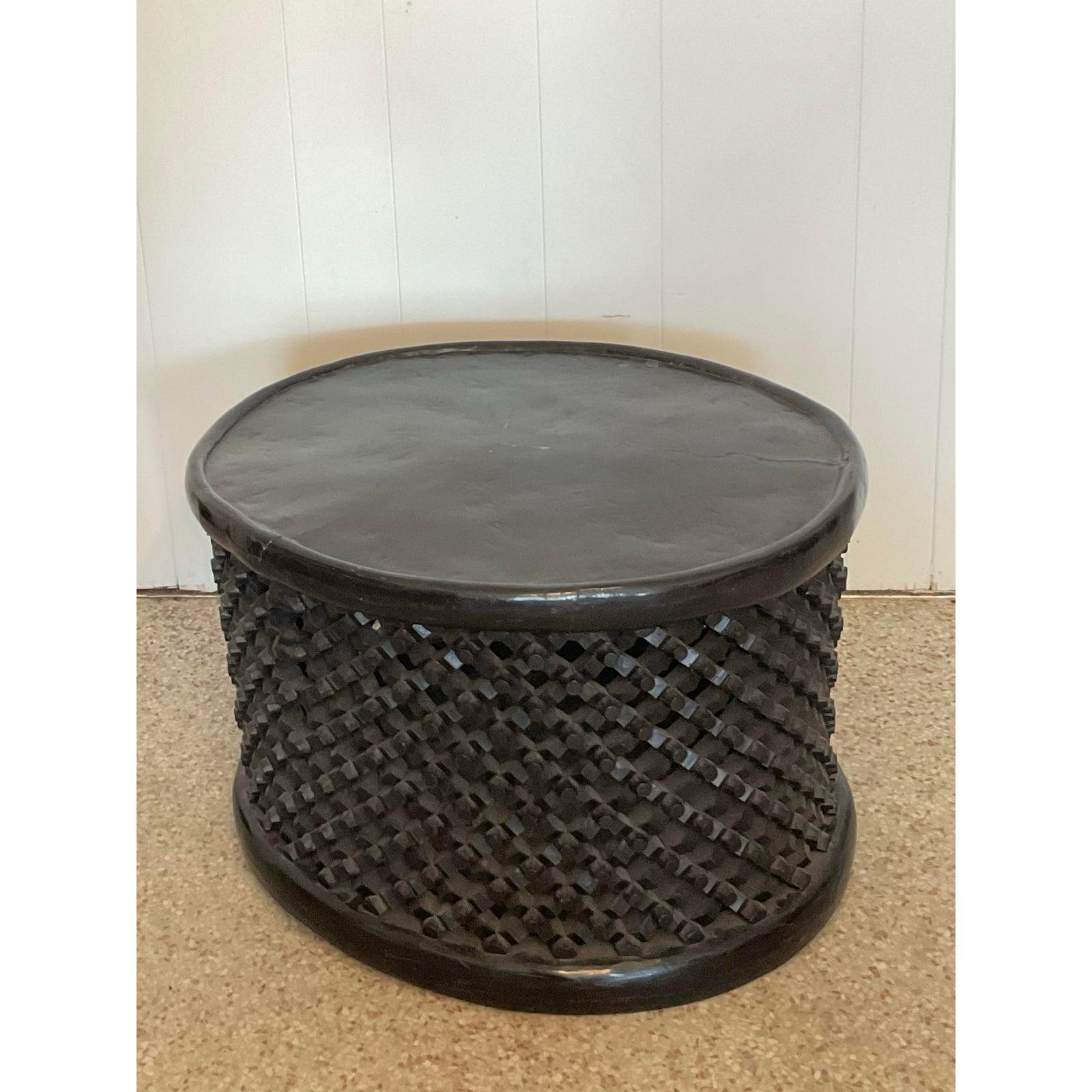 Mesas Bamileke Vintage Boho de Madera Tallada - Juego de 2 en venta 5