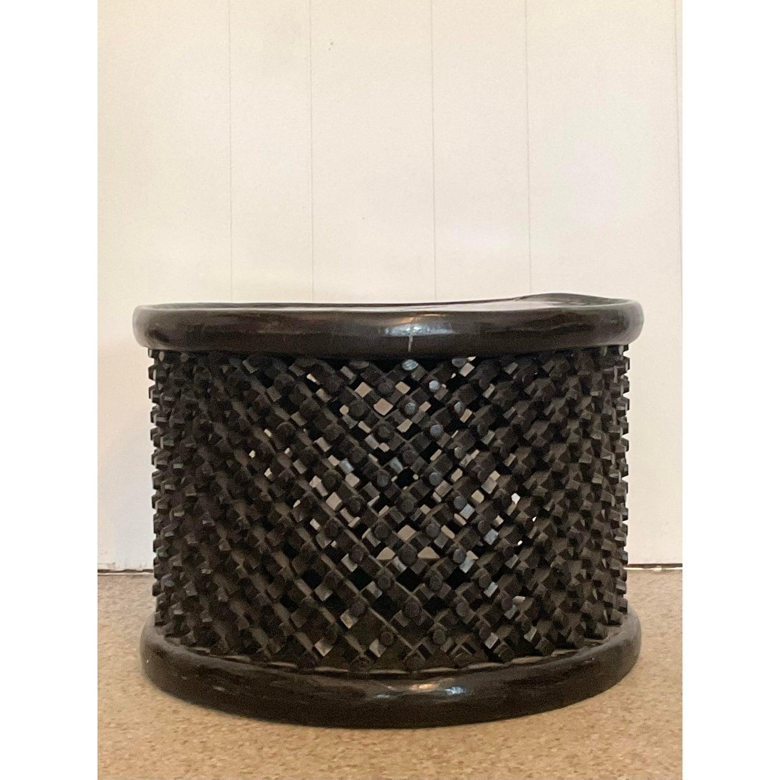 Mesas Bamileke Vintage Boho de Madera Tallada - Juego de 2 Moderno orgánico en venta