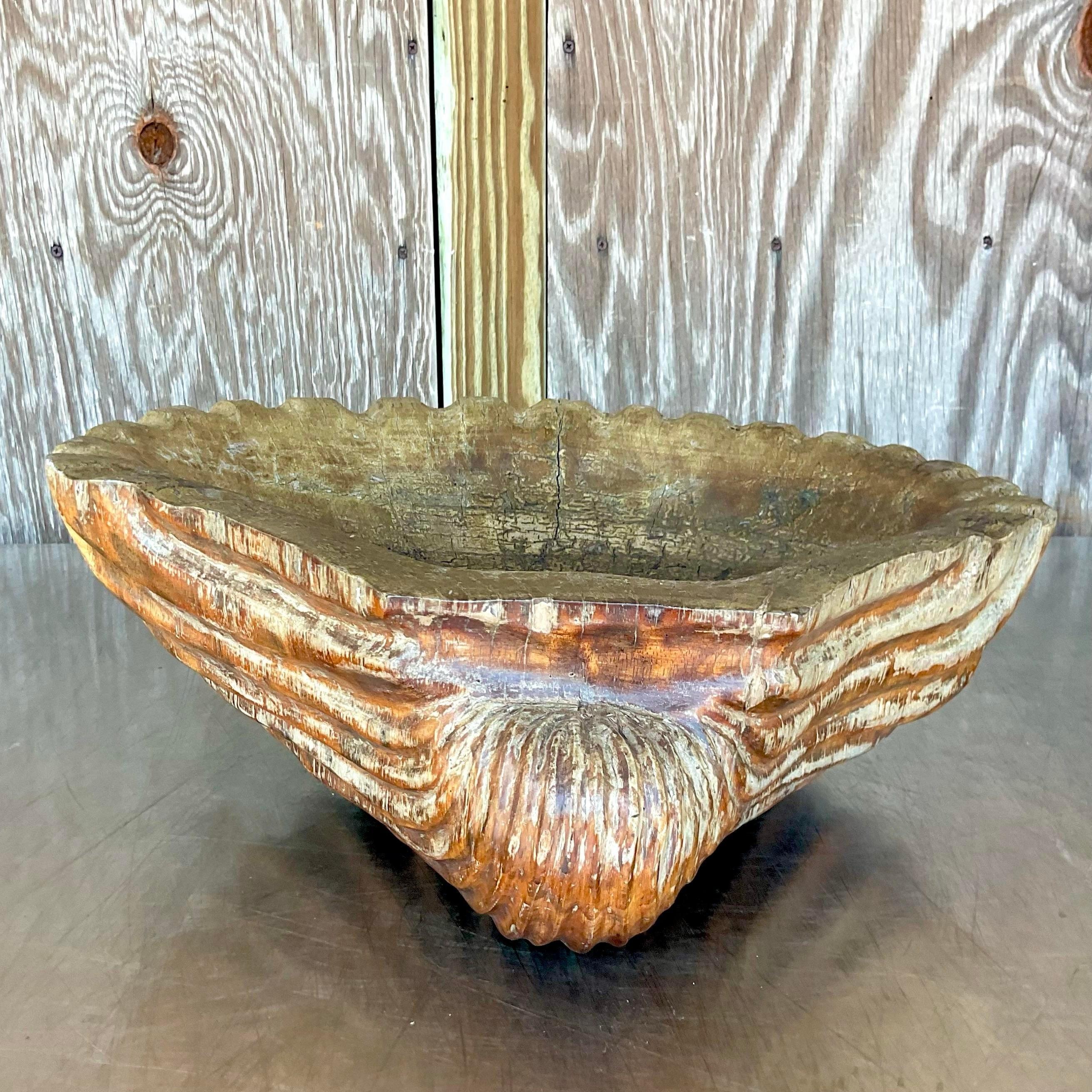 Eleva il tuo arredamento con questa conchiglia di legno intagliata in stile boho vintage. Realizzato in stile americano, questo pezzo emana un fascino costiero grazie ai suoi dettagli intagliati, aggiungendo un tocco di bellezza naturale a qualsiasi