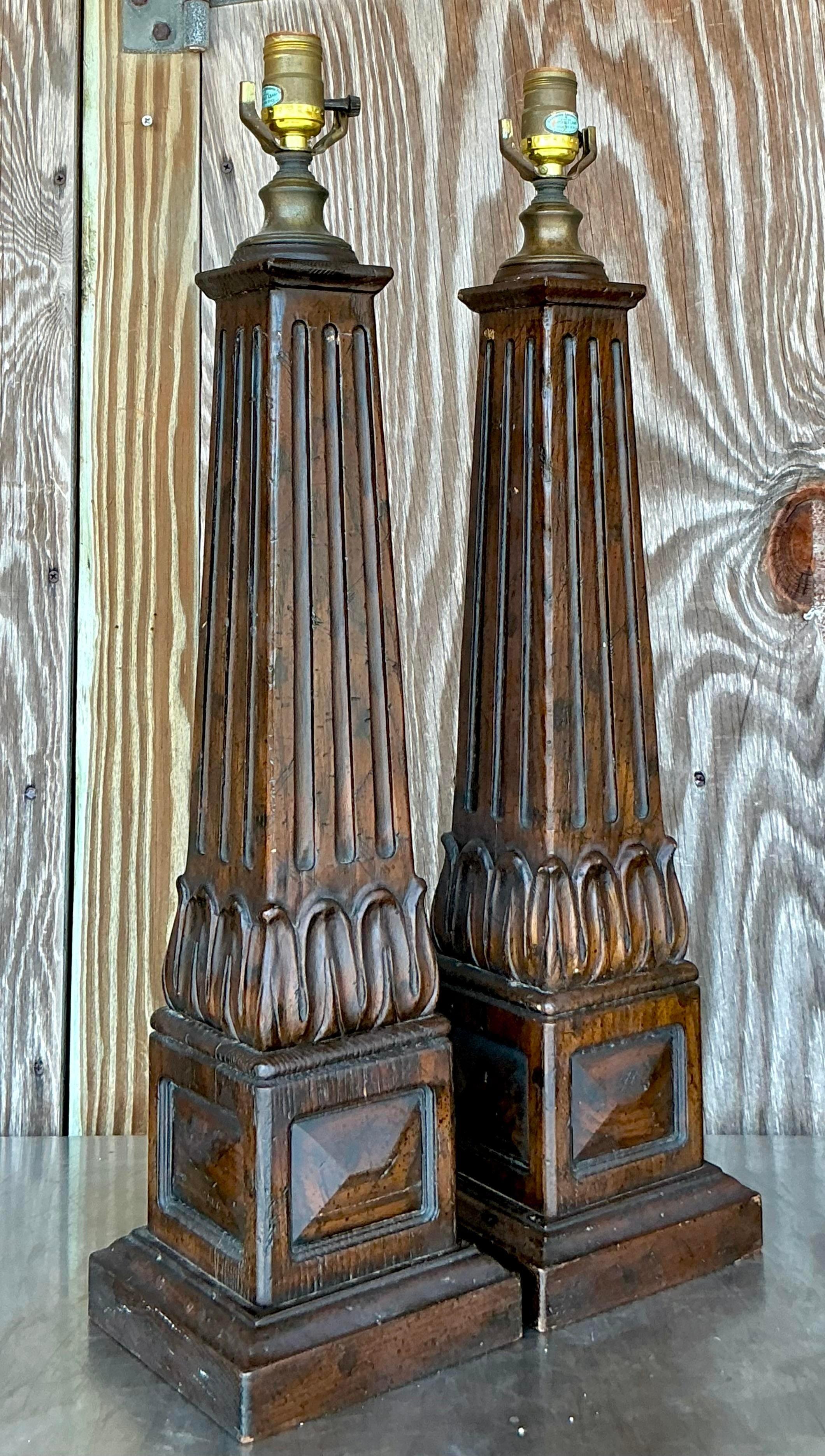 Infusez votre espace avec une élégance terreuse avec cette paire de lampes colonne Vintage Boho en bois sculpté. Chaque lampe présente des sculptures en bois complexes, mêlant charme rustique et ambiance bohème. Les riches tons de bois et le design