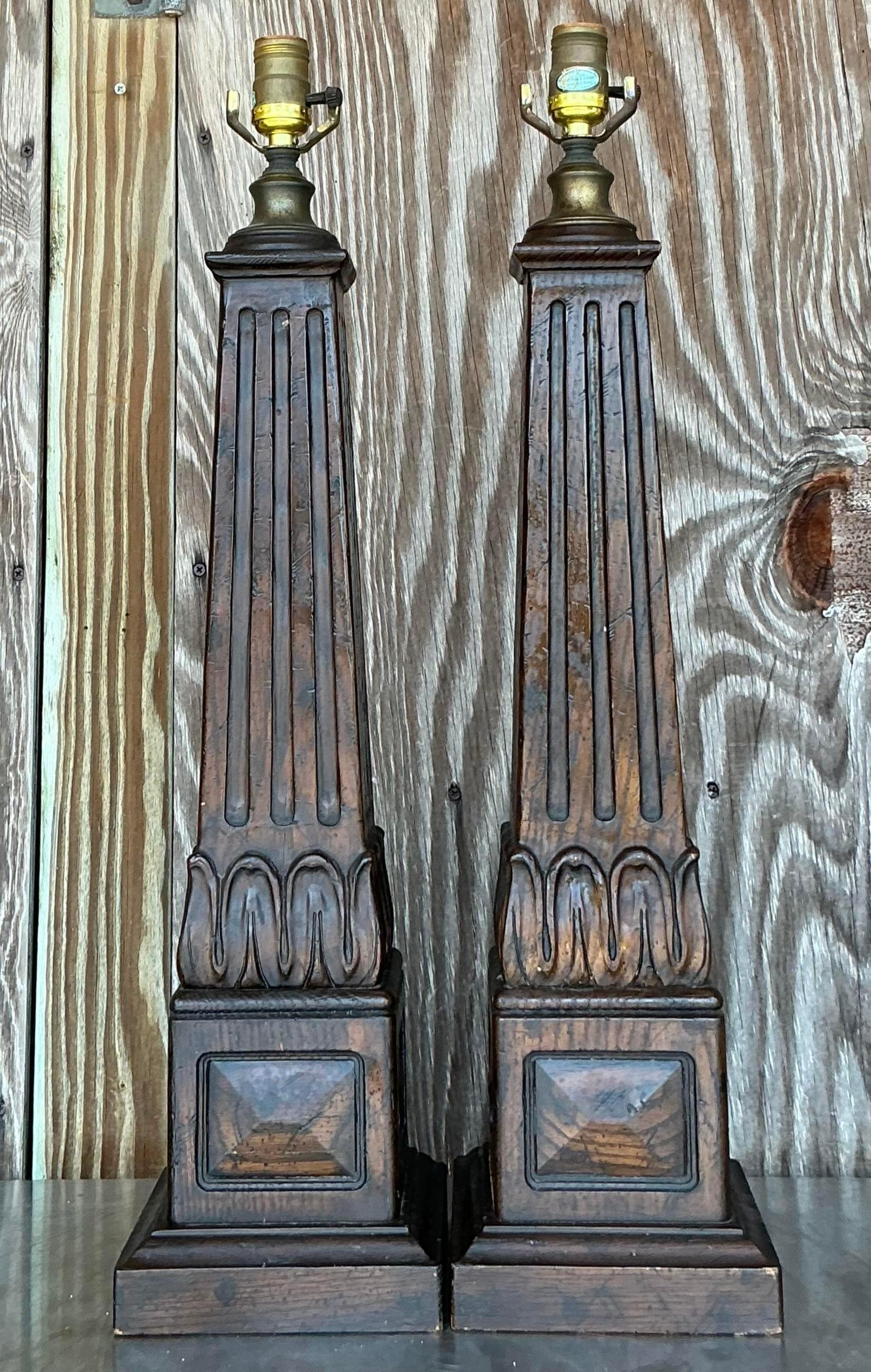 Paire de lampes à colonne en bois sculpté Boho Vintage Bon état - En vente à west palm beach, FL