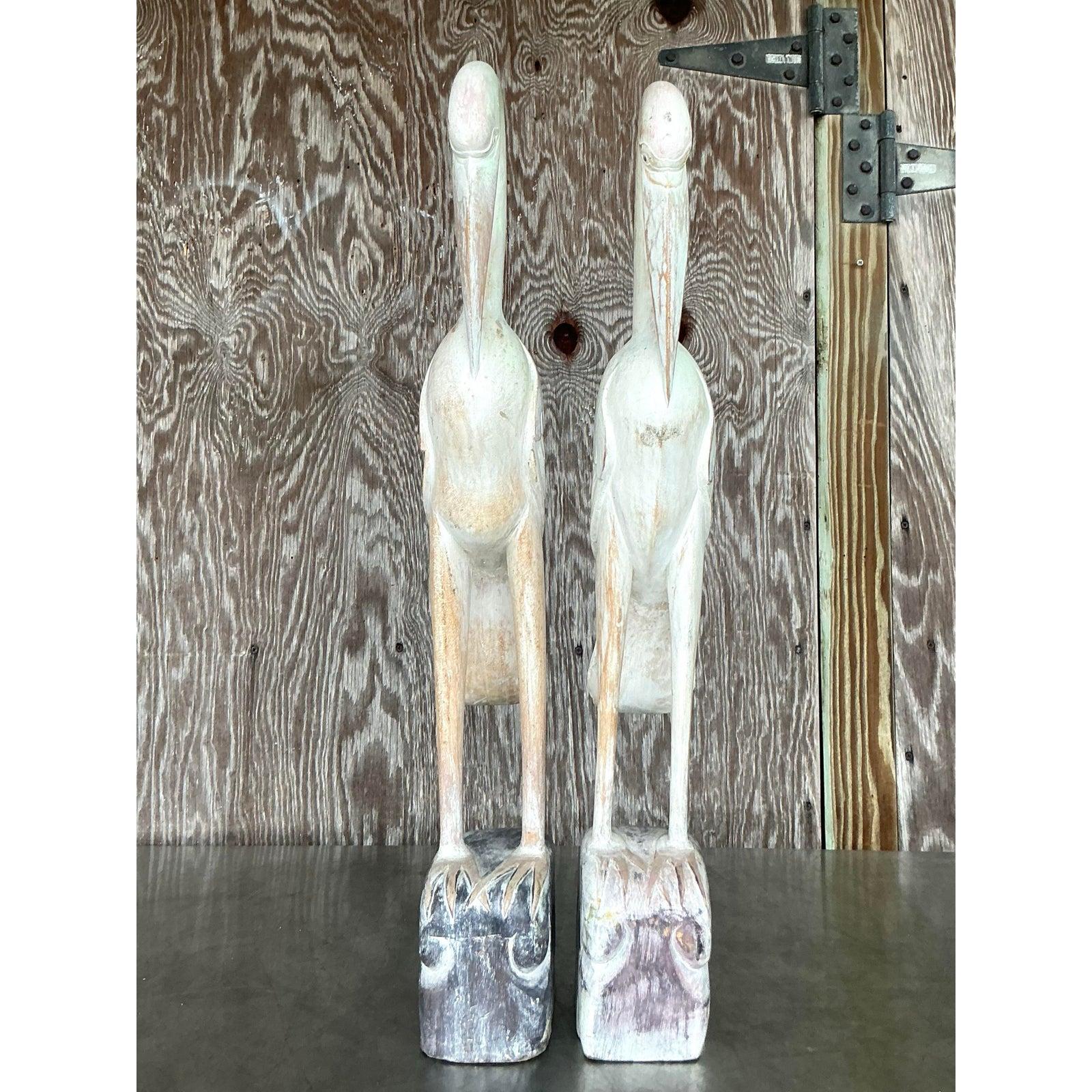 Filippino Statue di gru in legno intagliato vintage Boho - una coppia in vendita