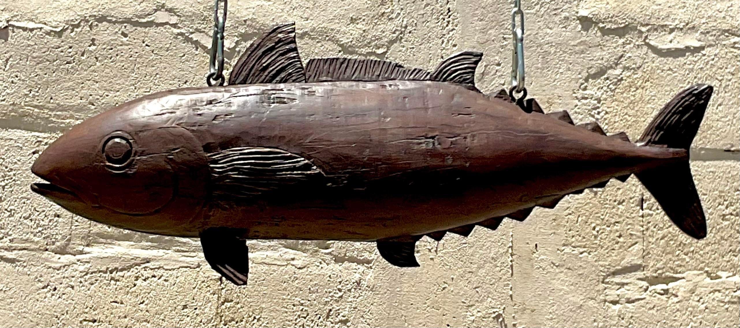 Eine fantastische Vintage Boho Klinge Zeichen. Ein handgeschnitzter monumentaler Fisch mit einer schönen Patina aus der Zeit. Wahrscheinlich für einen Fischhändler oder ein Fischrestaurant verwendet. Ein hübscher Fisch mit viel Liebe zum Detail.